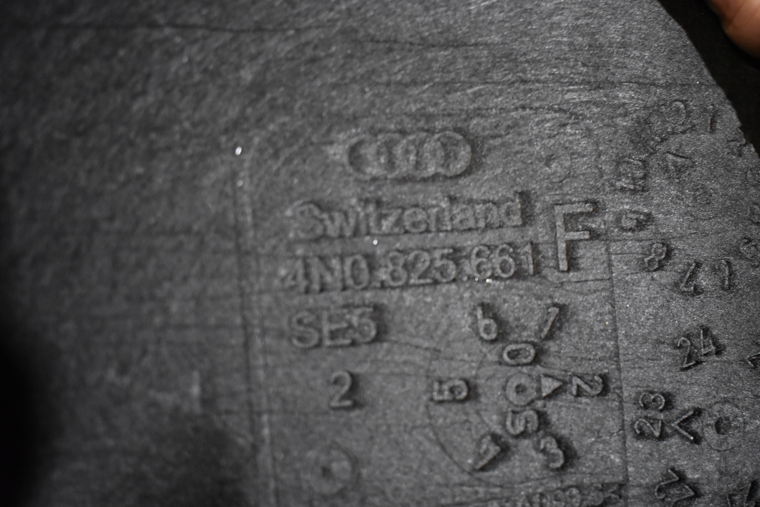 IDEALNA OSŁONA TERMICZNA TUNELU AUDI A8 D5 1 Producent części Audi OE