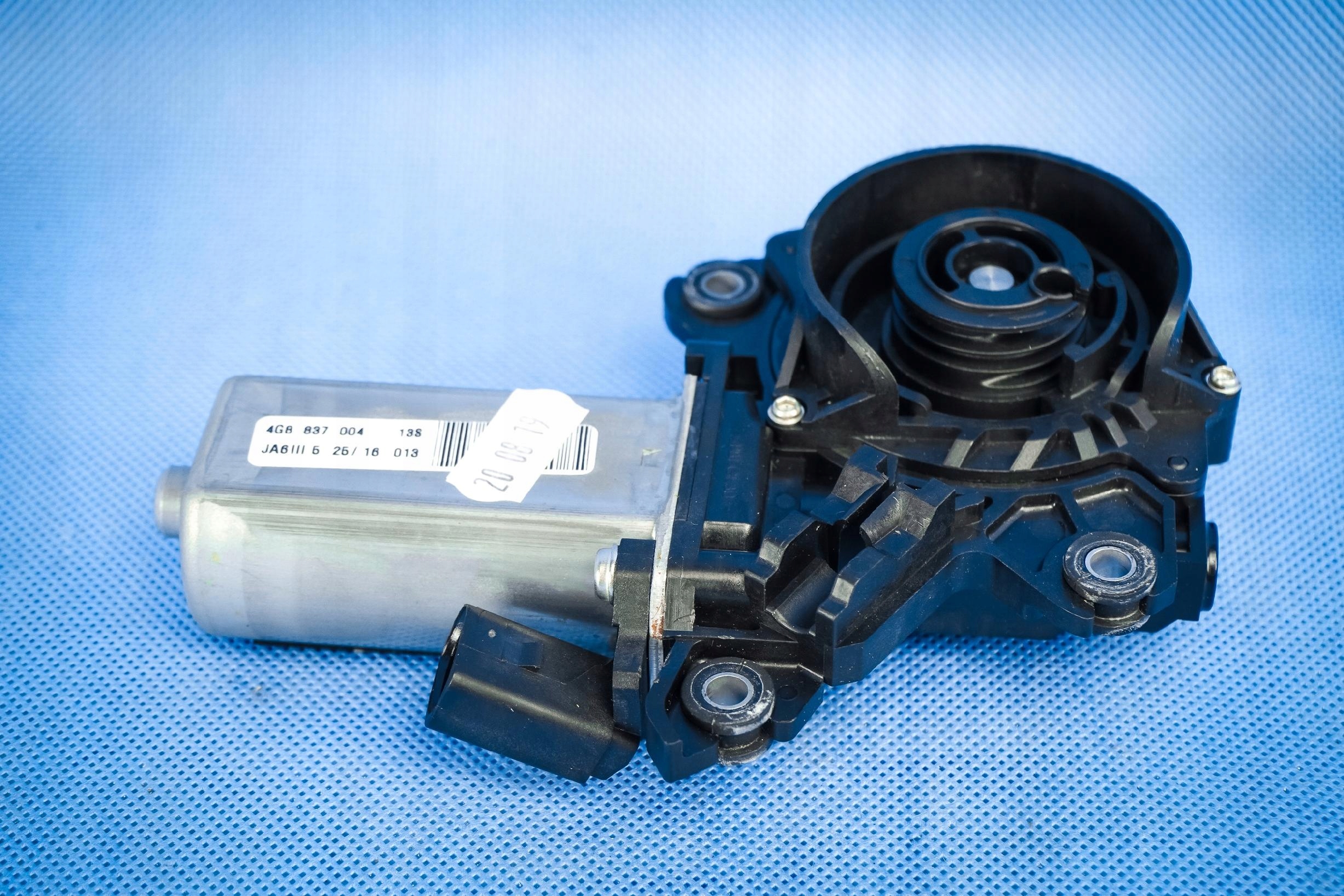 engine dociagu door Audi A7 S7 RS7 4G8 4G8837004