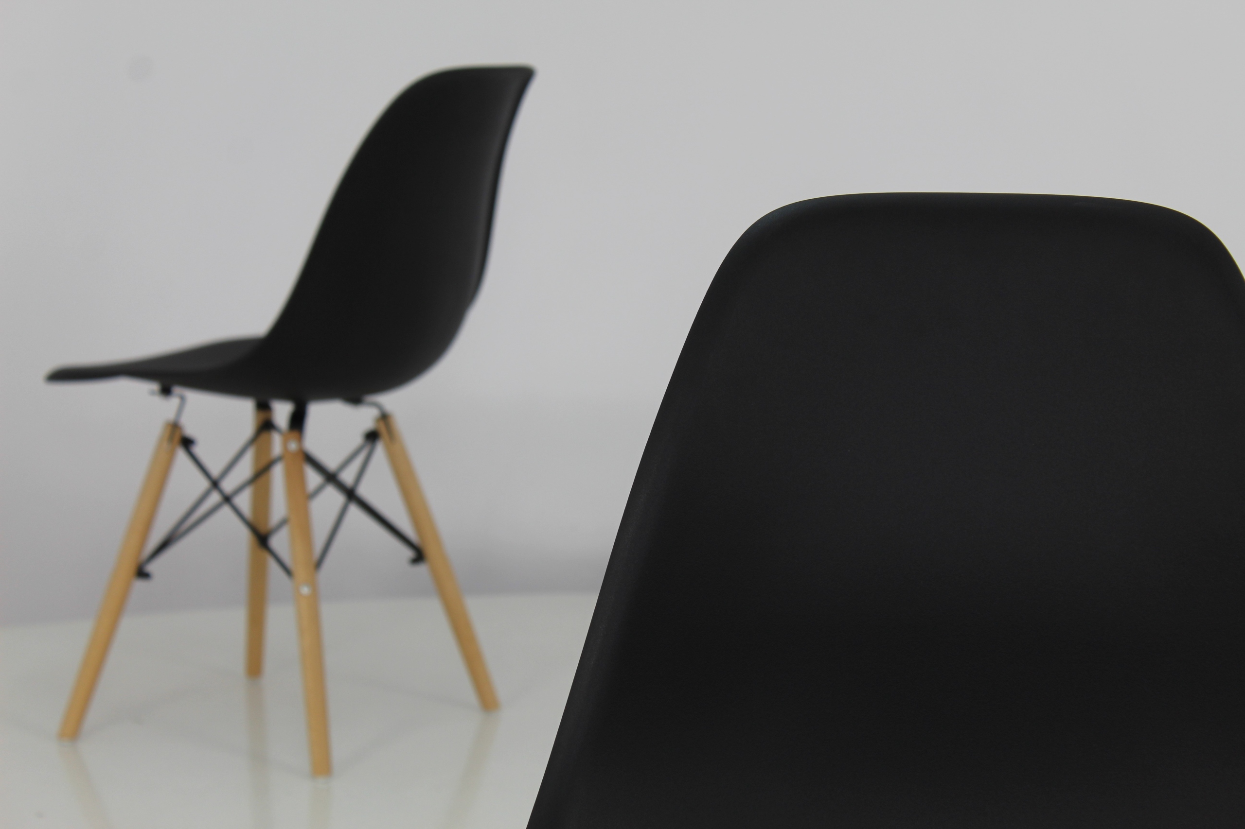 Rozkładany stół czarny blat kraft+6 krzeseł czarne Kolor korpusu stołu czarny