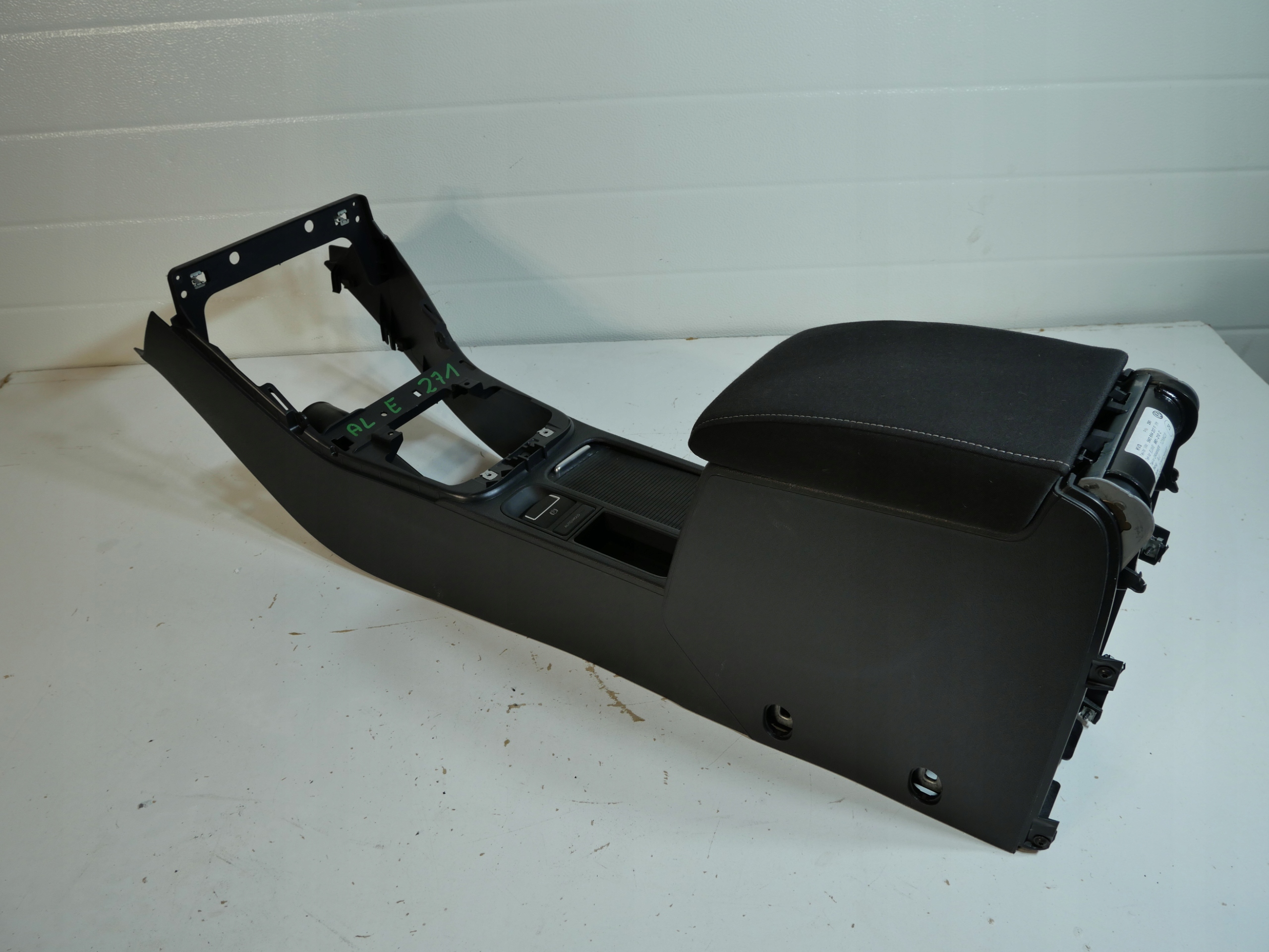 TUNEL armrest VW TIGUAN plus 5N0864251B