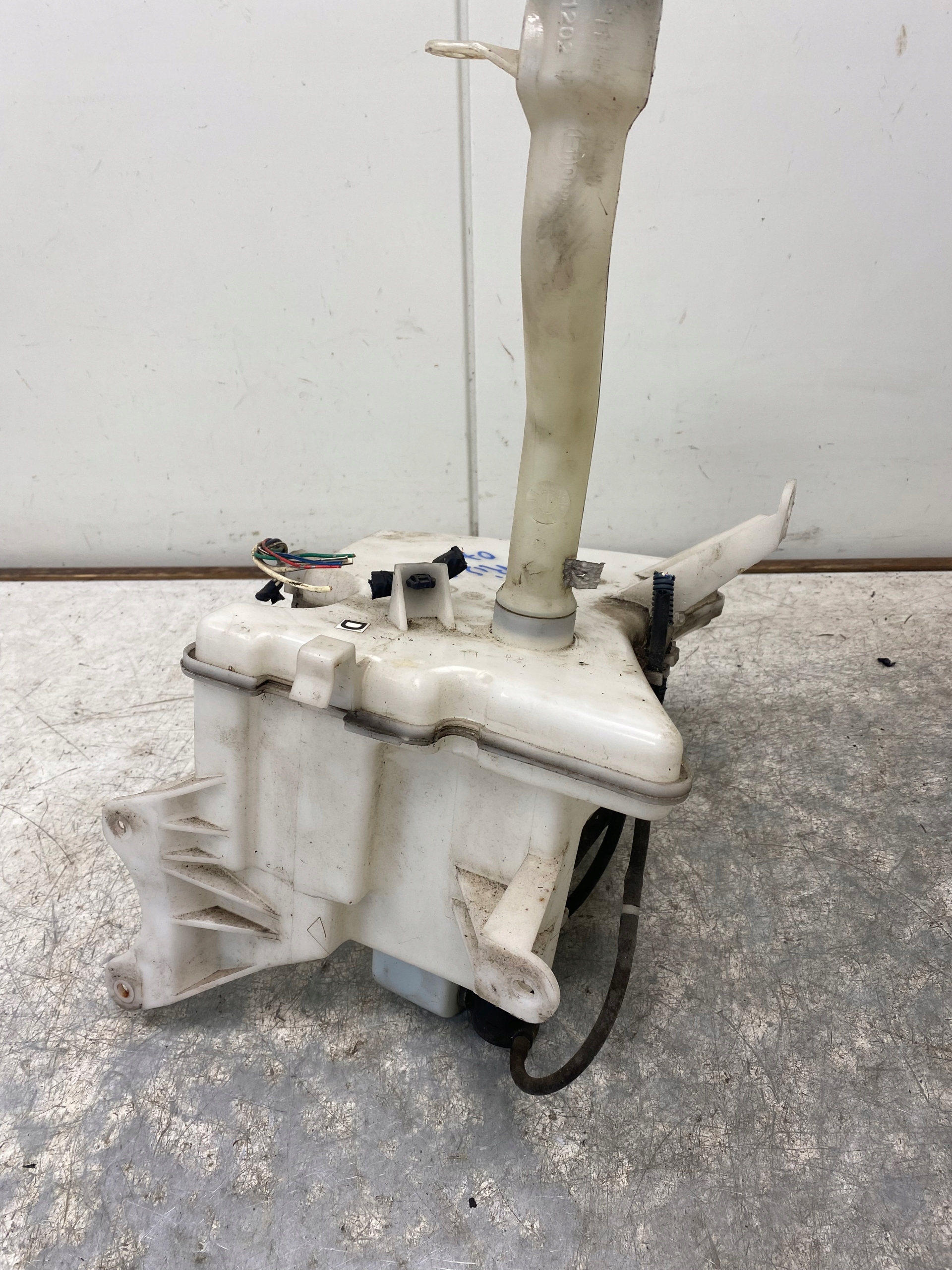 TOYOTA AURIS and 07r washer fluid tank