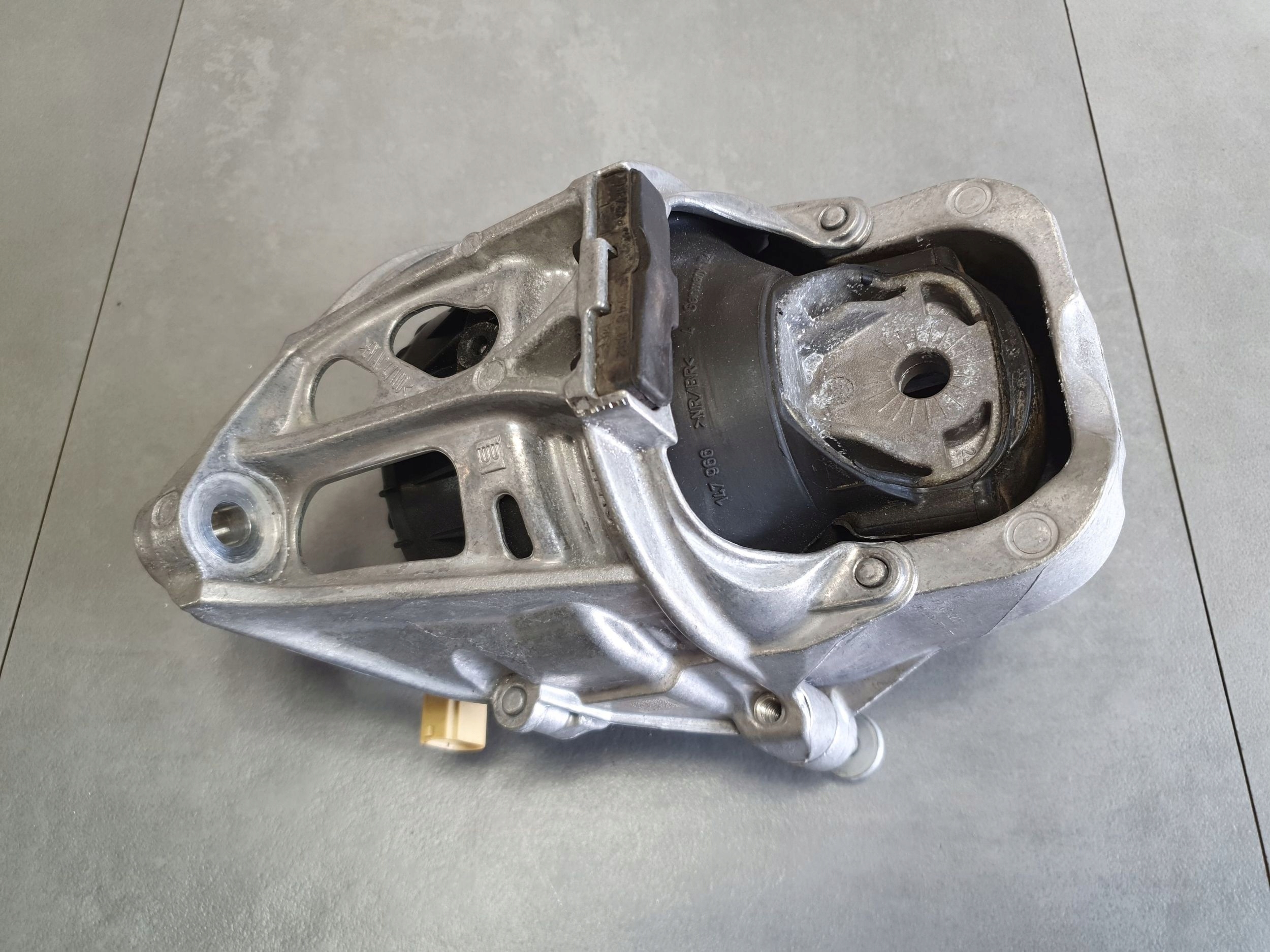 Audi Q8 holder engine mount 4M0199371FF