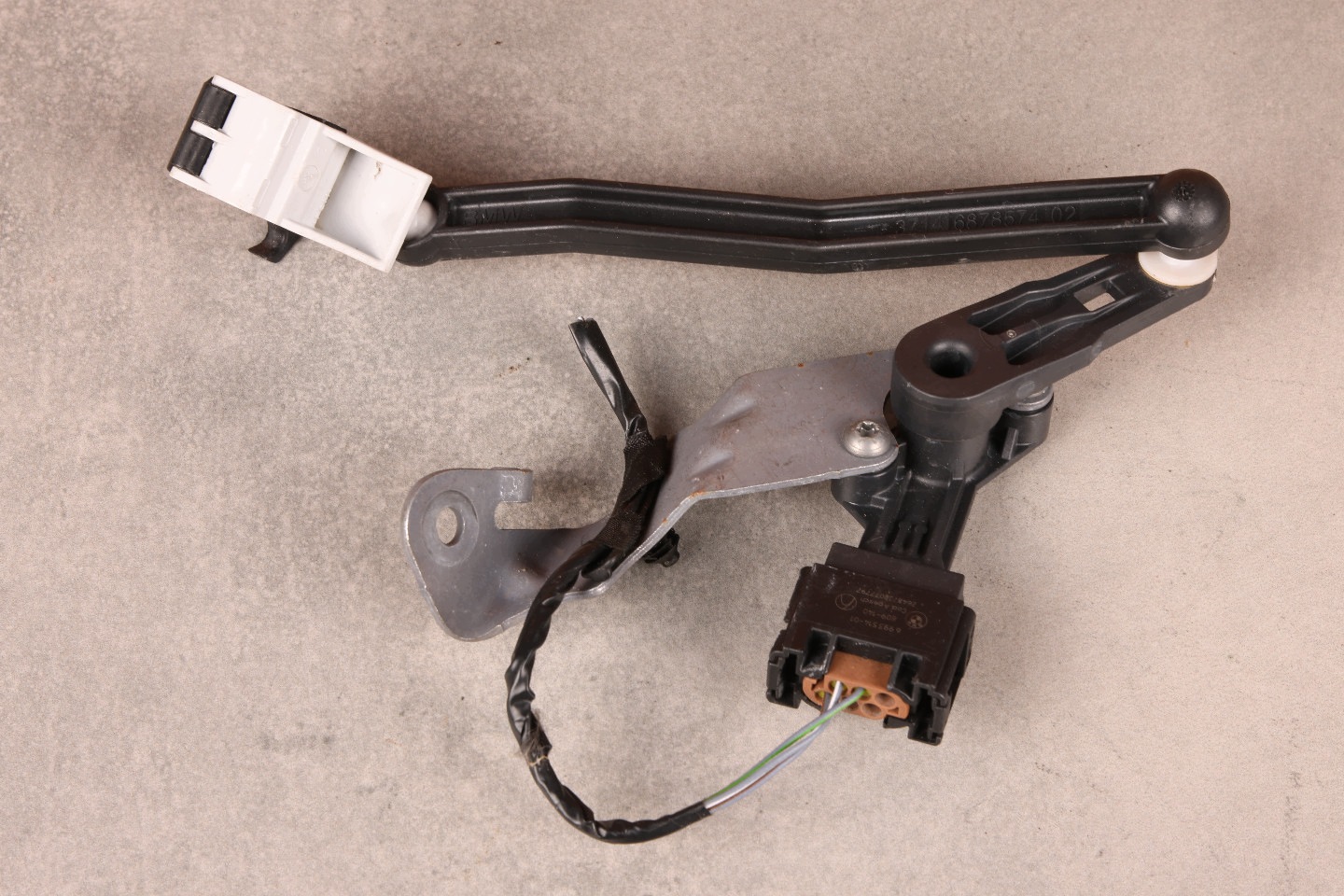 BMW 3' G20 LCI sensor levelling of the lights left front front 6895467