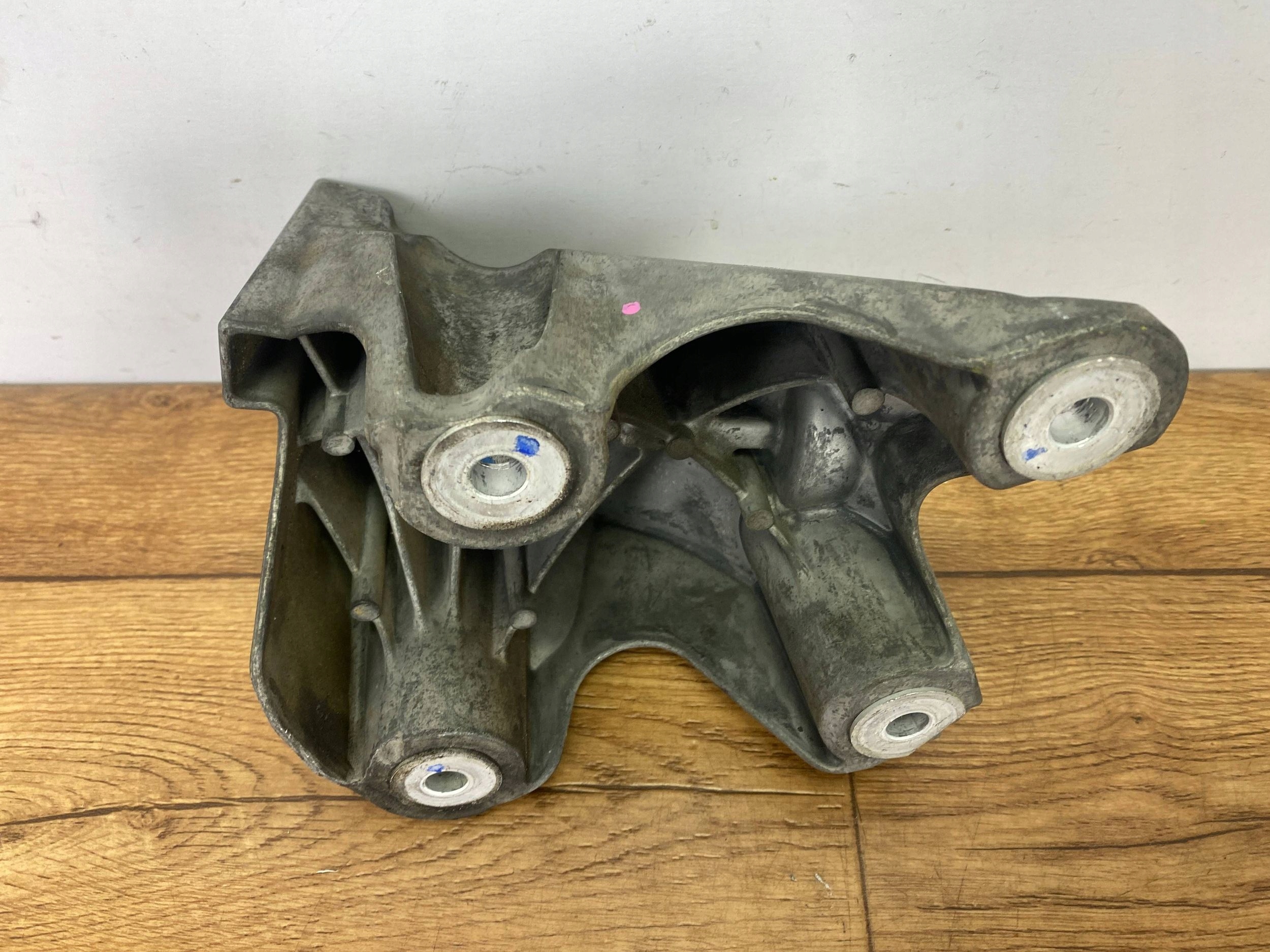 holder holder engine mount Chevrolet Camaro 2016+