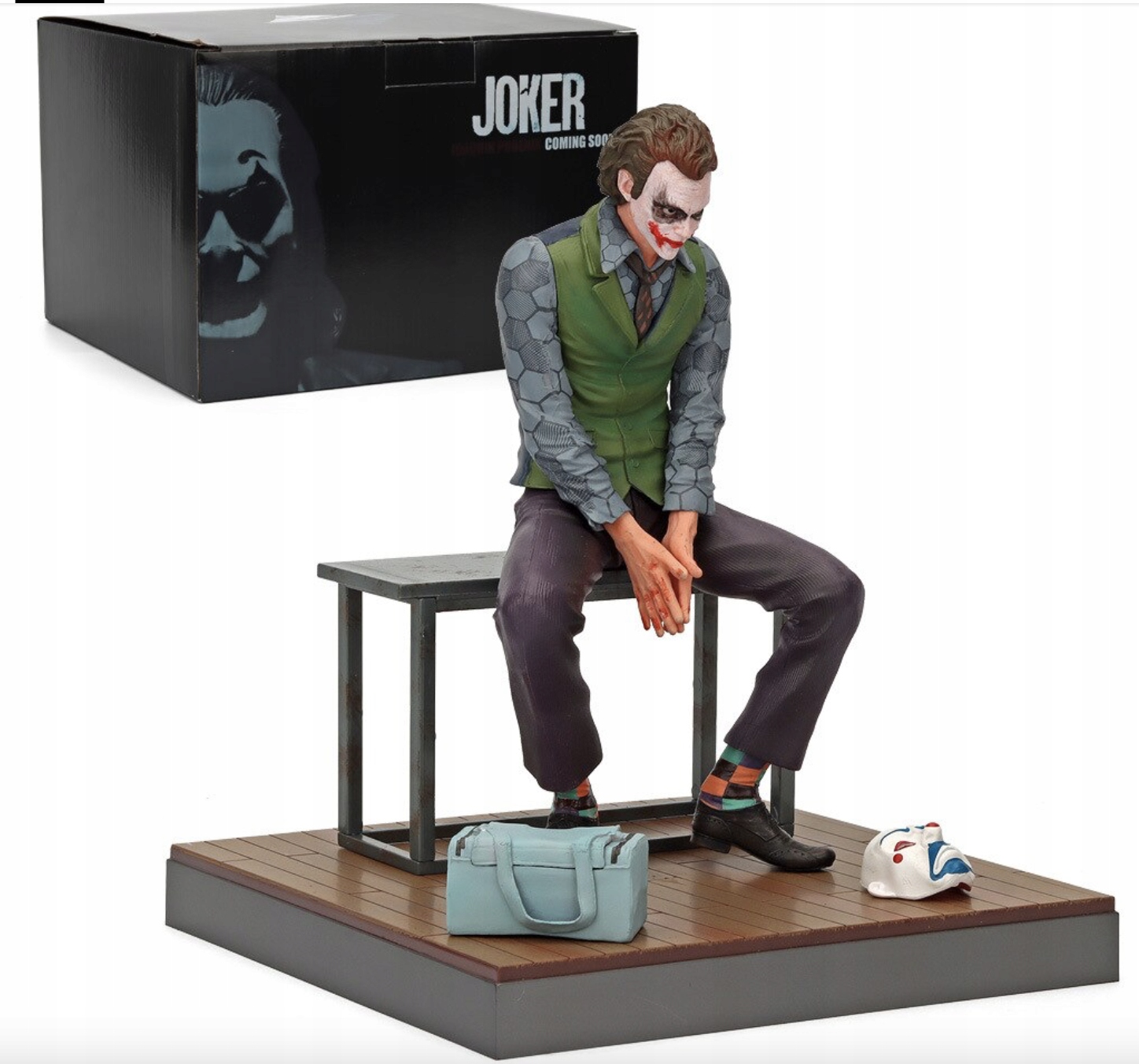 Figurka Sedící Joker Joaquin Phoenix 20 cm Maska, Lavička A Kufr