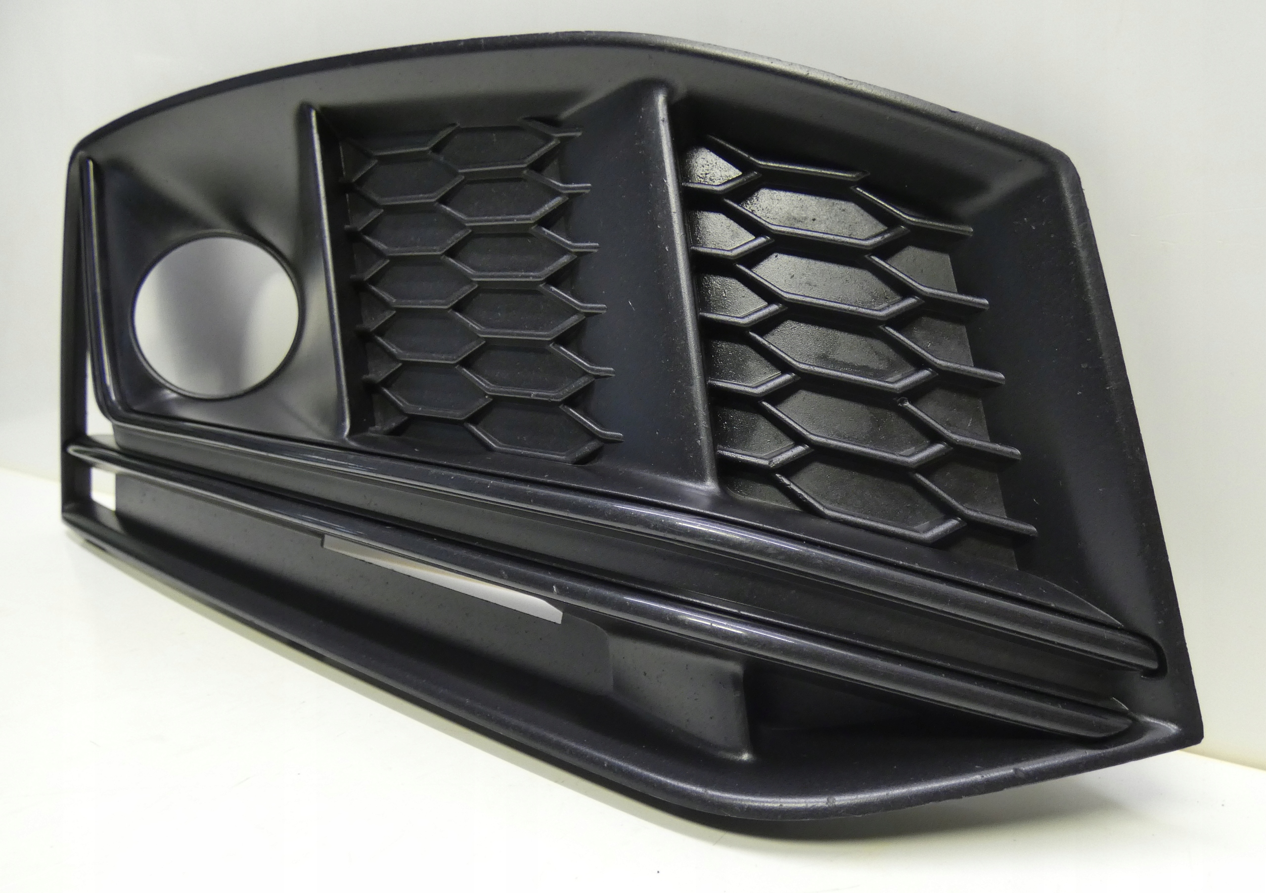 AUDI A4 B9 S-LINE 8W0807682G 2015-2019 right grid of a bumper front