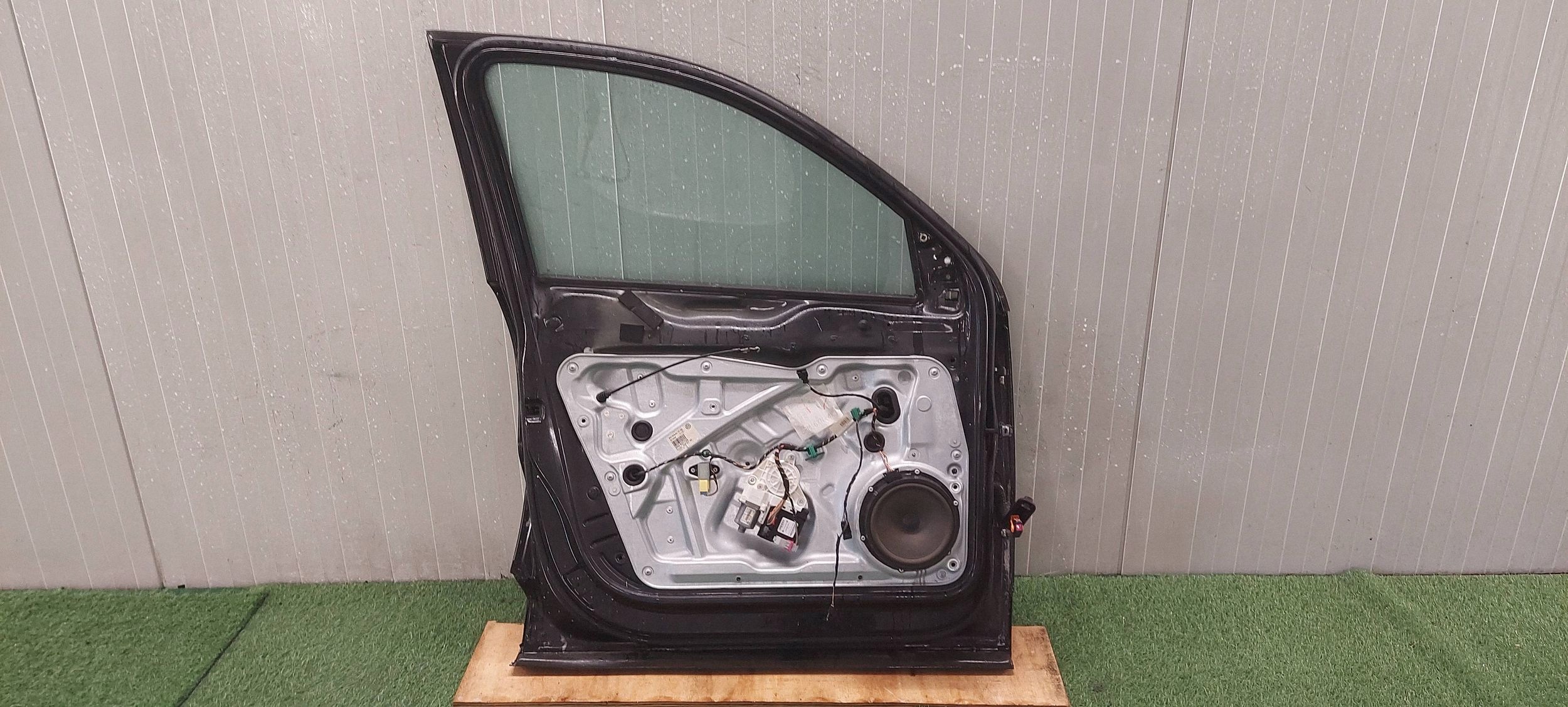 door left front VW TIGUAN 07-16 LAK: LC9X
