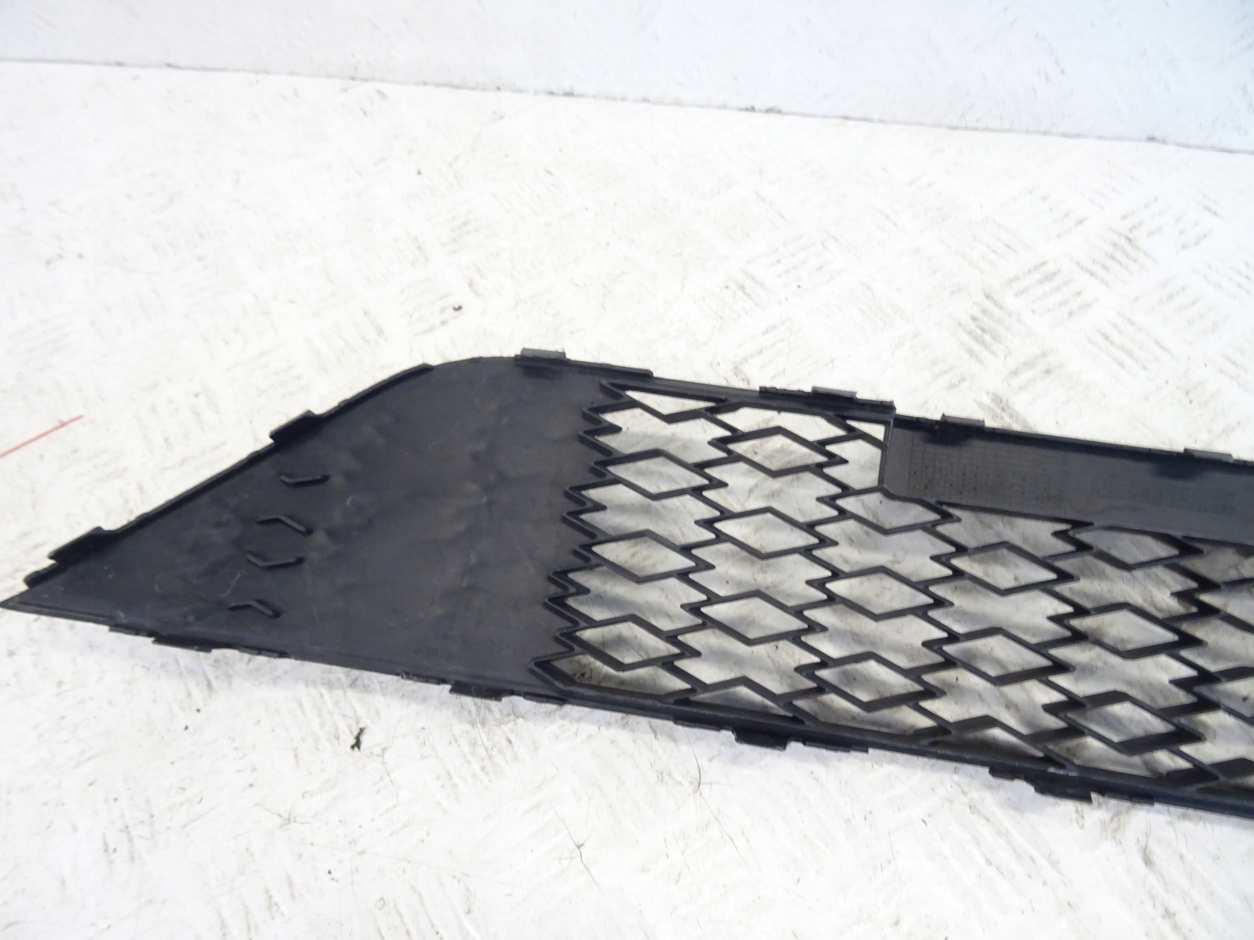 grid of a bumper front front central SKODA OCTAVIA IV RS 5E3853677B