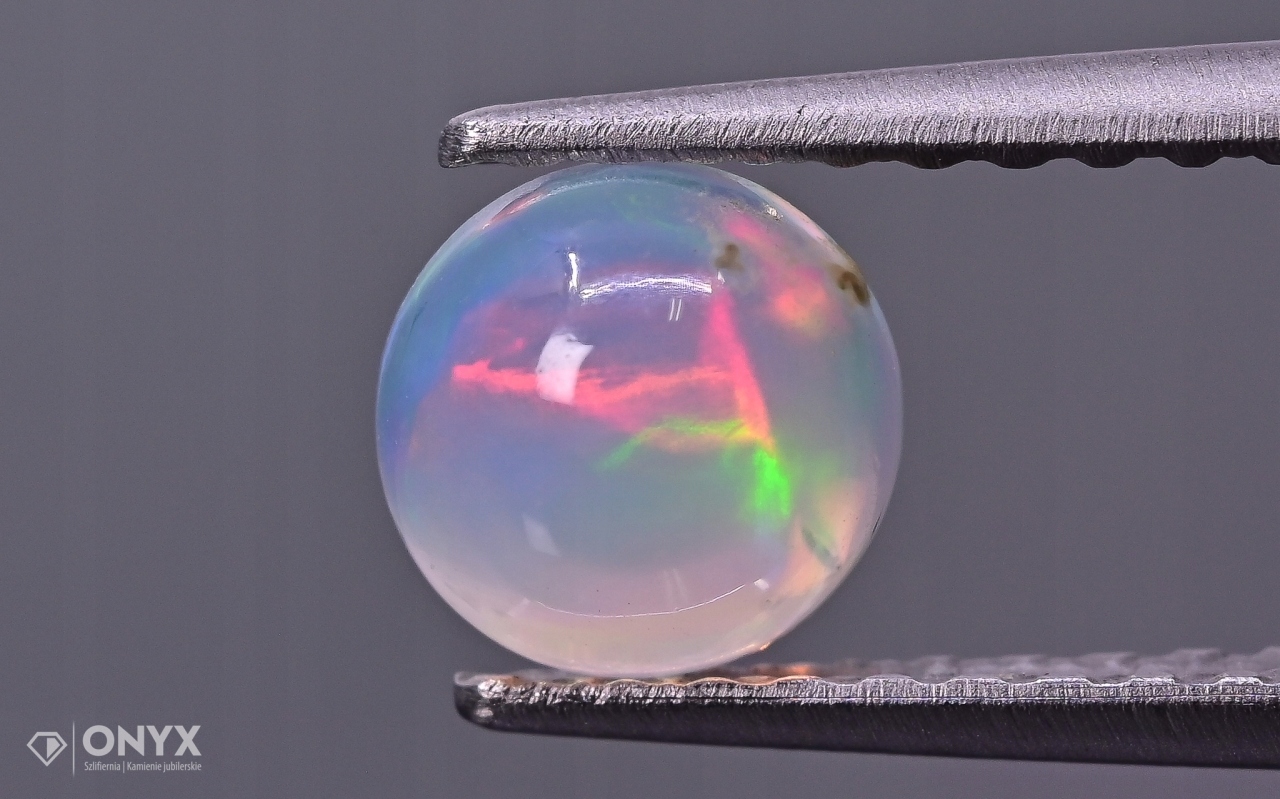 Opál z Etiopie kabošon kulatý fi 5,1 mm