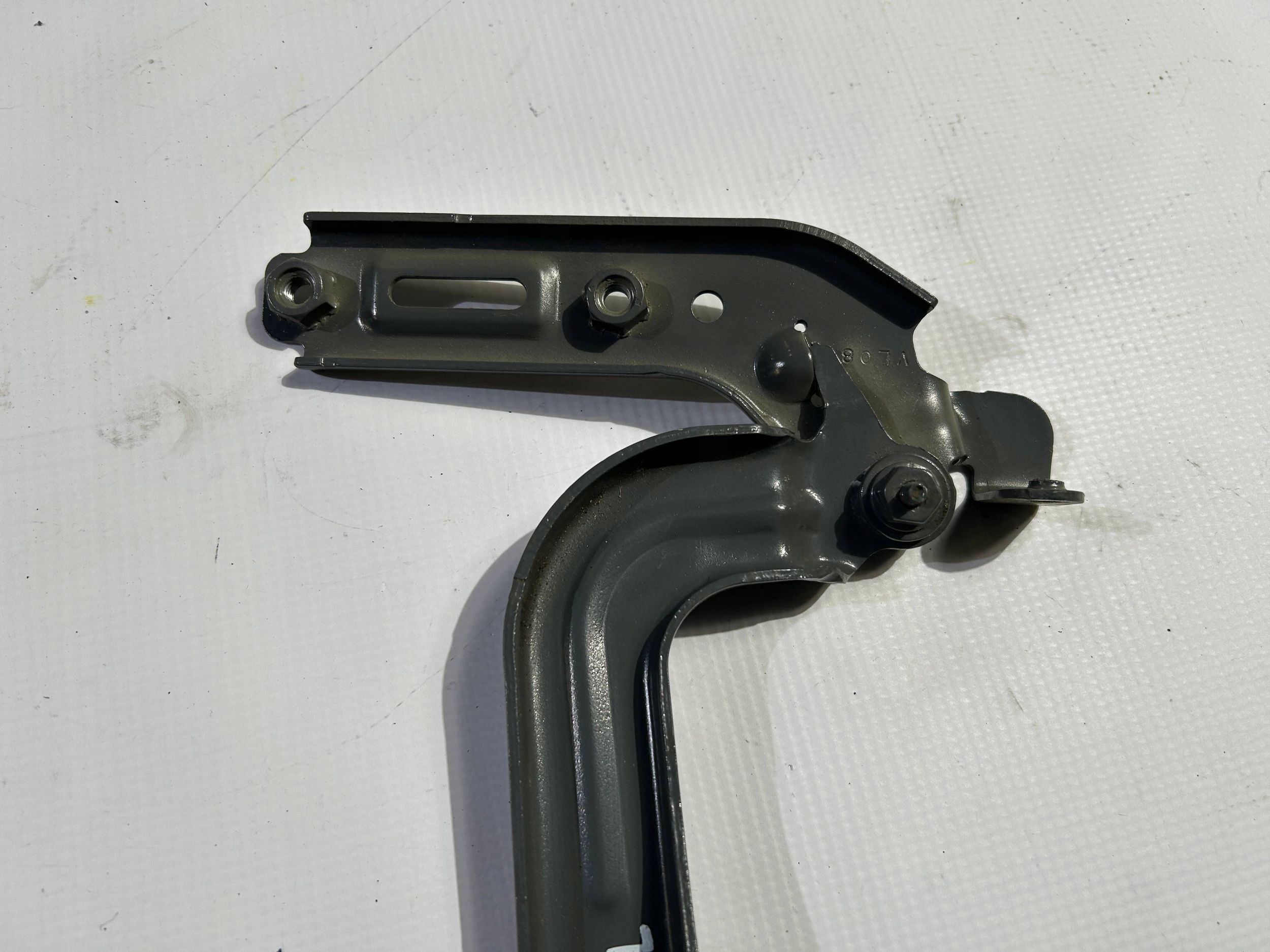 hinge bonnets left Chrysler Pacifica 2021