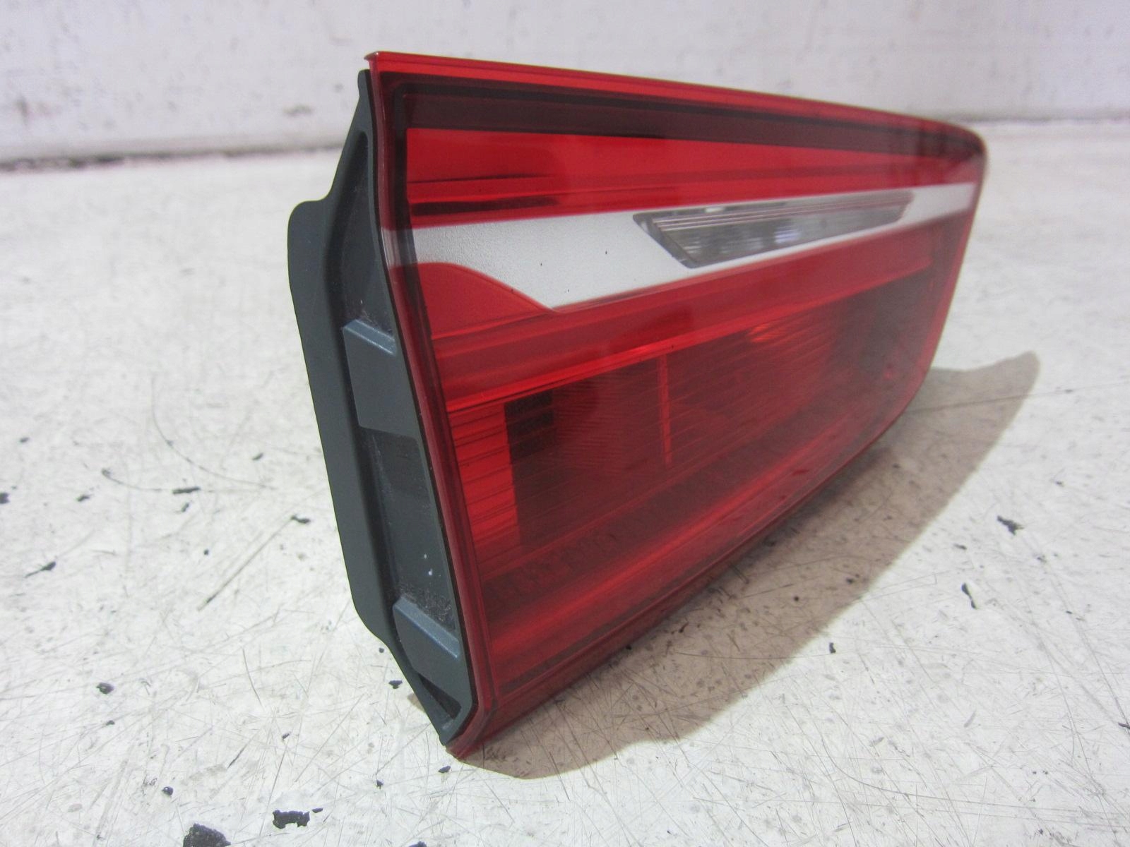 BMW X1 F48 LAMPA TYLNA LEWA LEWY TYŁ W KLAPĘ 7350697 2710635 63217350697 Numer katalogowy części 63217350697D