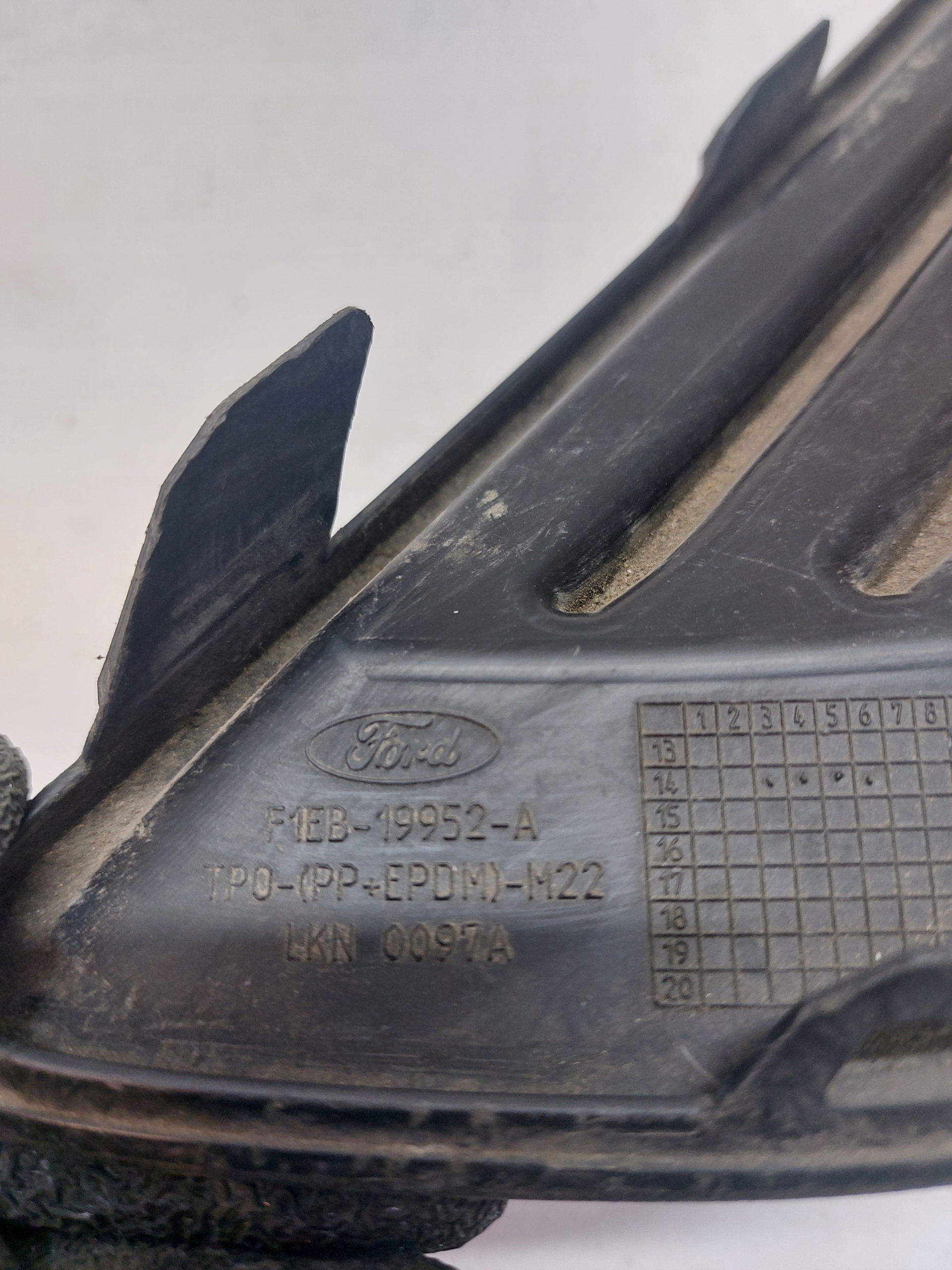 grid of a bumper right front FORD FOCUS III