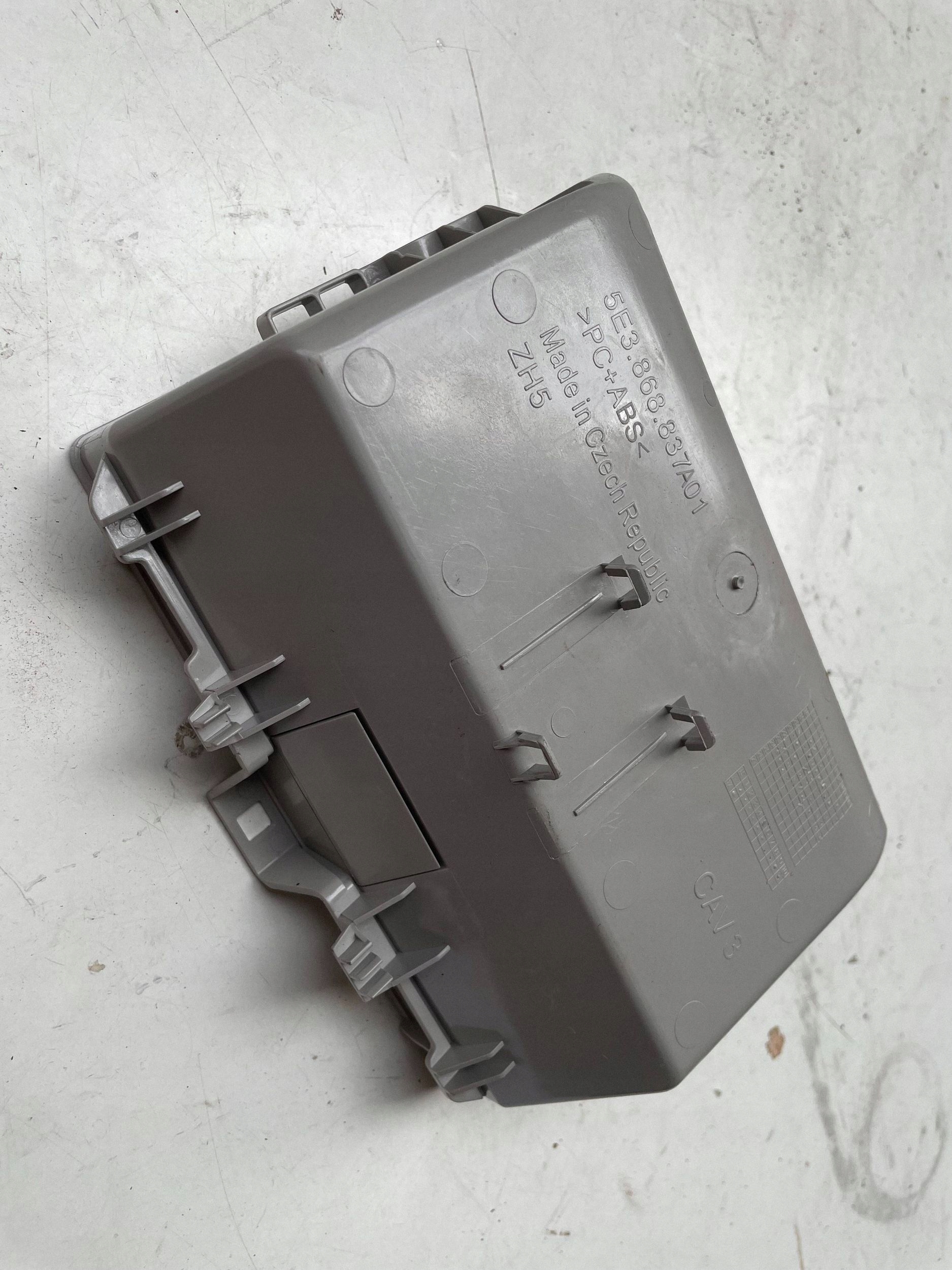 Skoda Octavia Mk2 Abdeckung, Hutablage Handschuhfach OEM 5E3868837A01 !J
