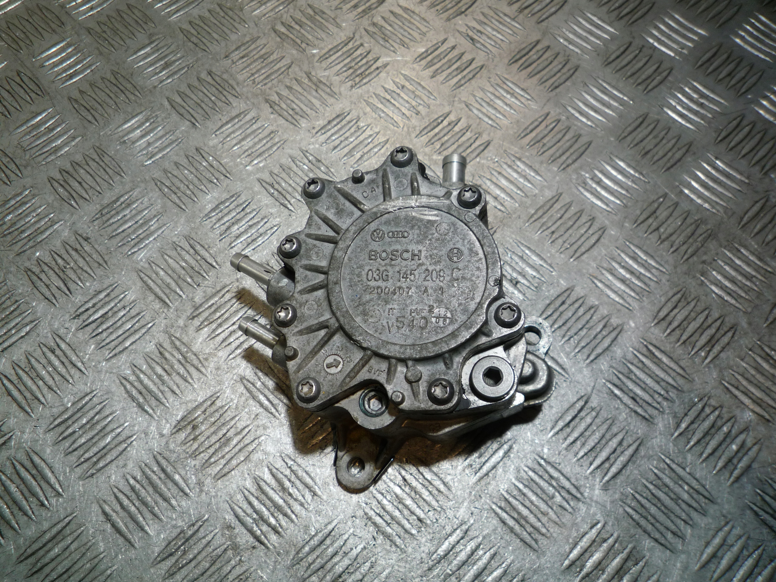 насос вакум Bosch 2.0tdi бкд +прокладка 03G145209