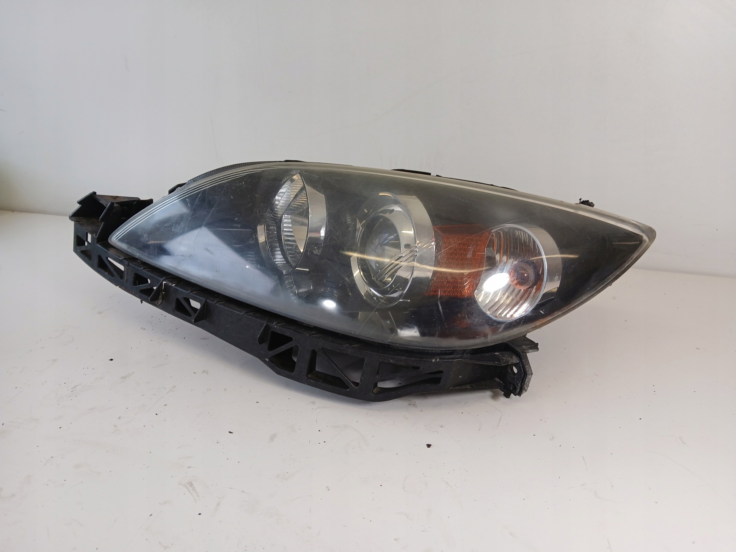 MAZDA 3 BK and light left front lens