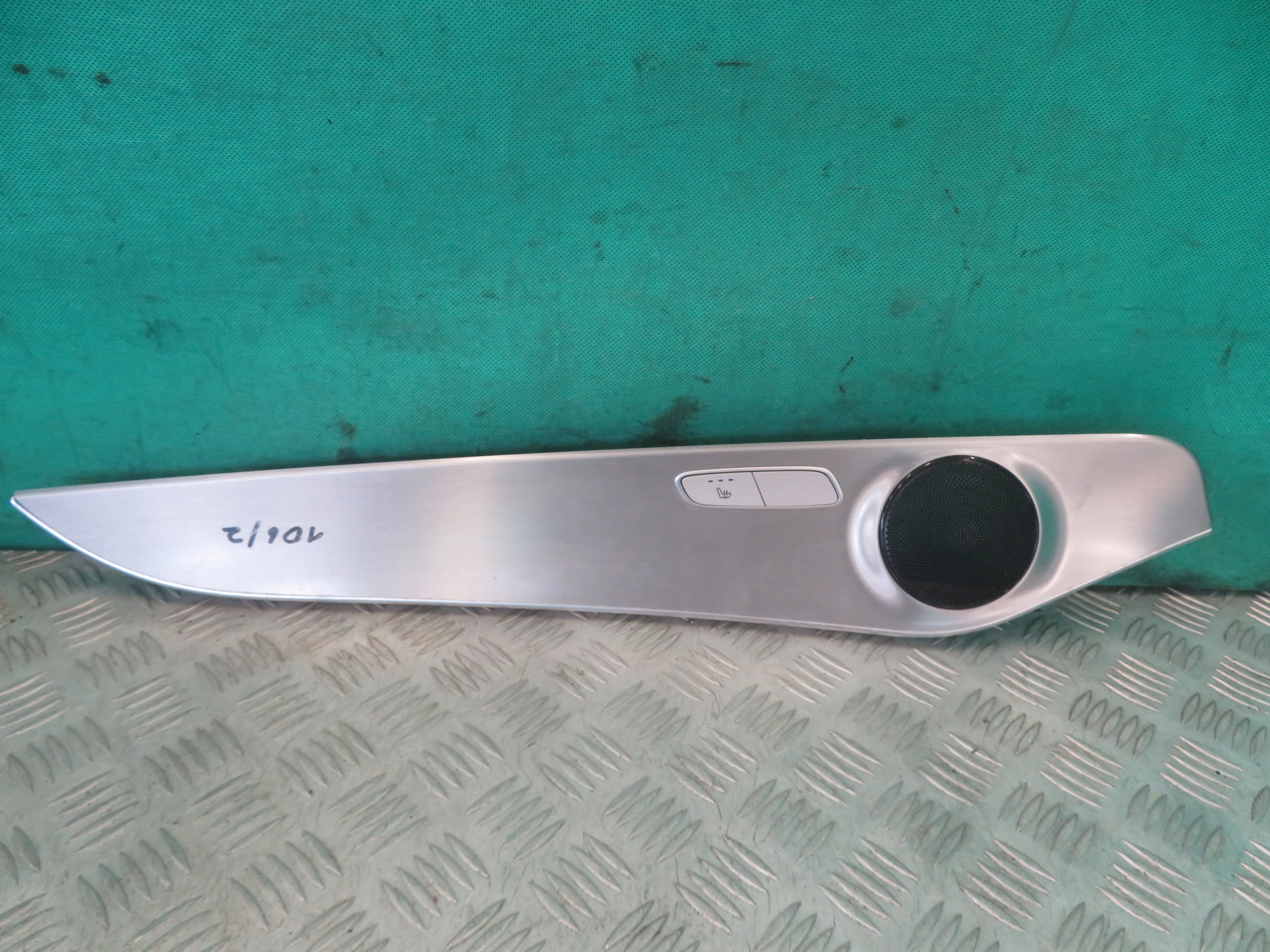 moulding door left front MERCEDES W205 C KLASA 18R