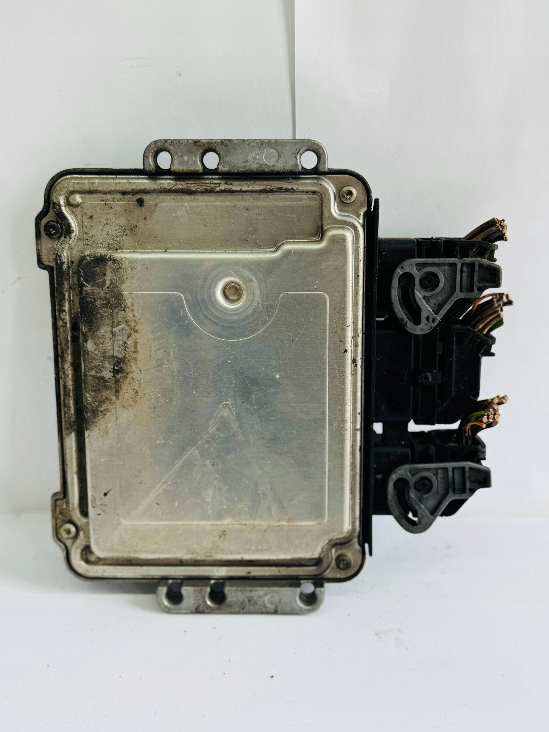 SCENIC 2 II control unit of the engine computer 0281011275 8200305678