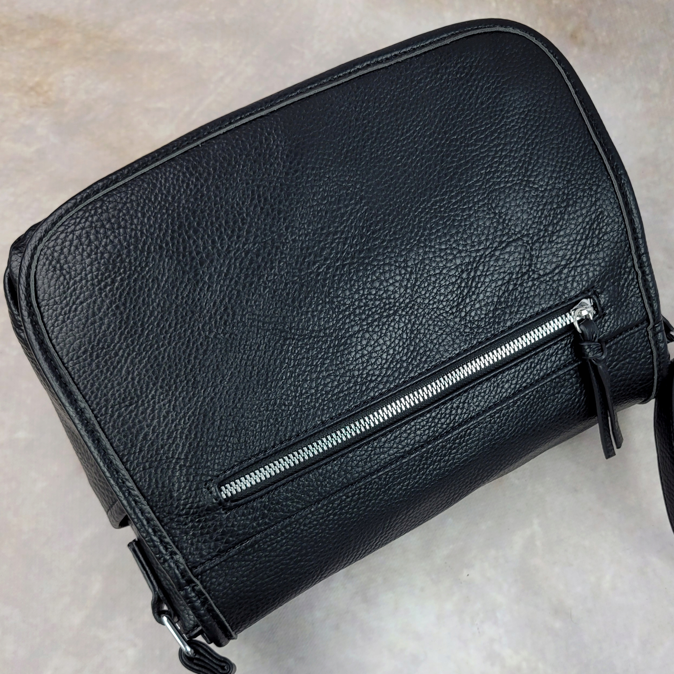 Torebka listonoszka długi pasek torba damska na ramię czarna lekka miękka Płeć kobieta