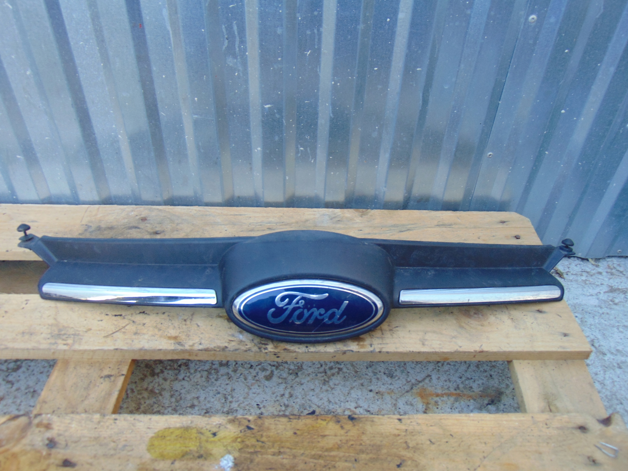 BM518200BE - РЕШЕТКА РАДИАТОРА FORD FOCUS MK3