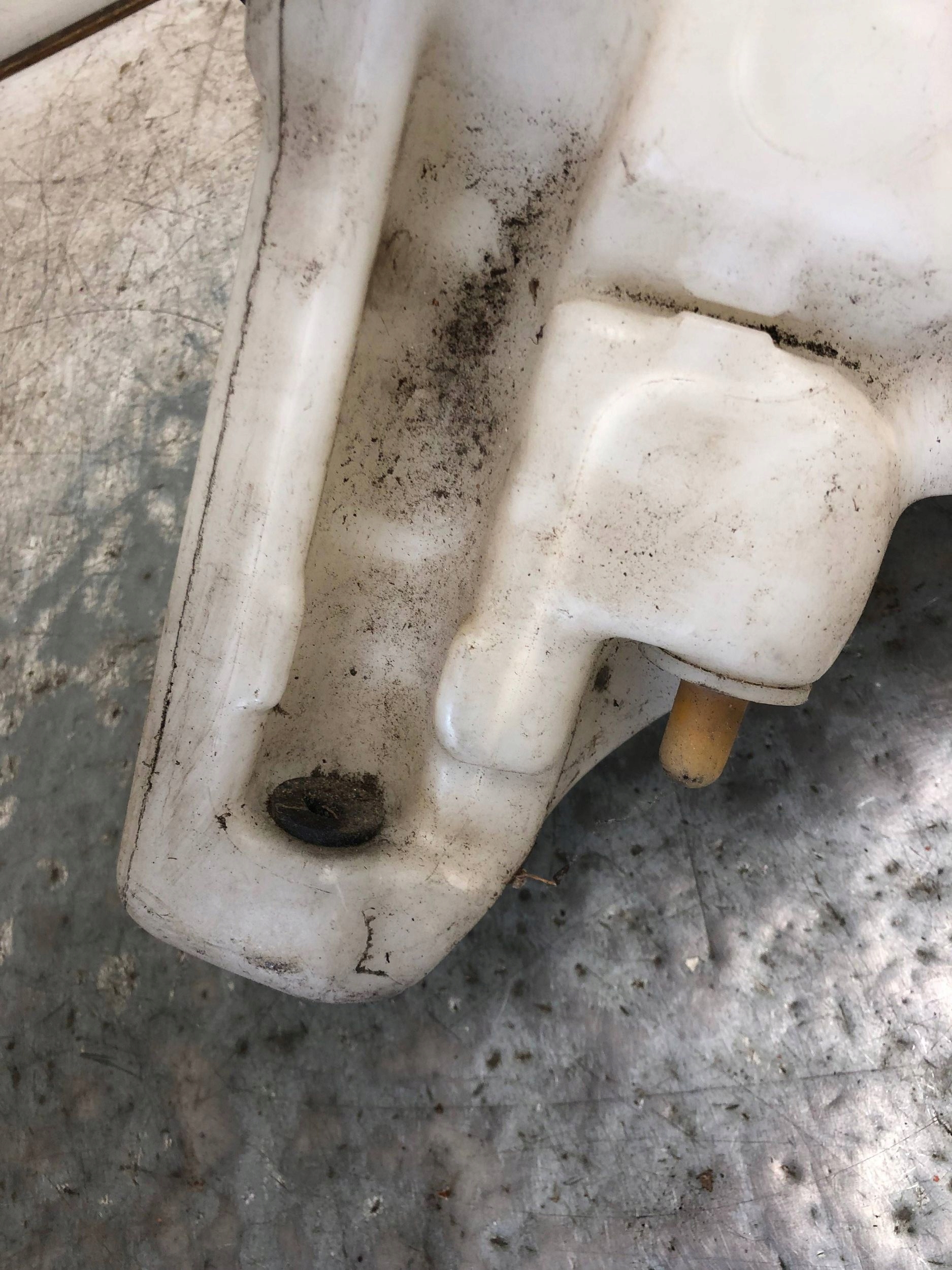 washer fluid tank MERCEDES W208 2088690020