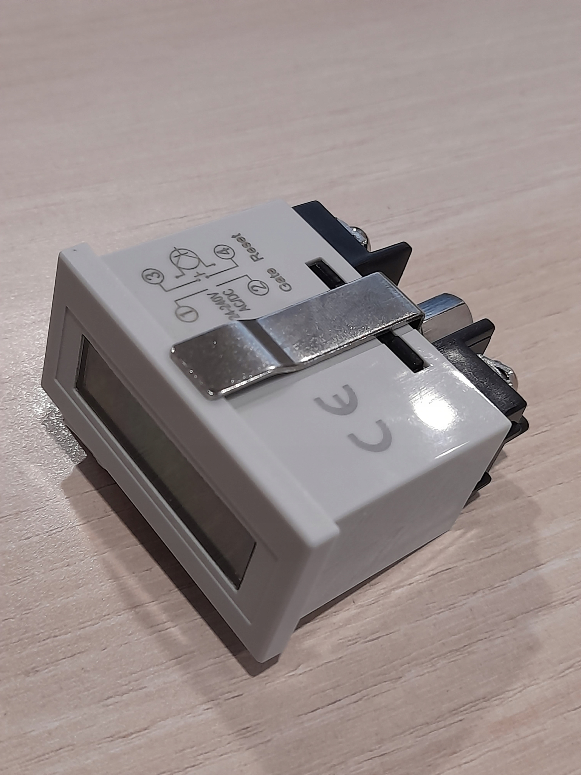 Licznik czasu pracy F&f CLG-13T/ATHC3L-8A 48x24x52mm