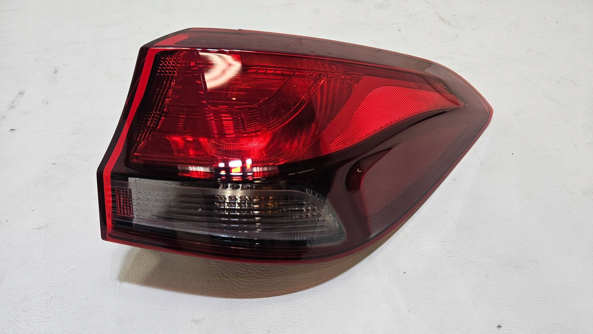LAMPA PRAWA TYŁ TYLNA HYUNDAI I30 III KOMBI LIFT 92402-G4200