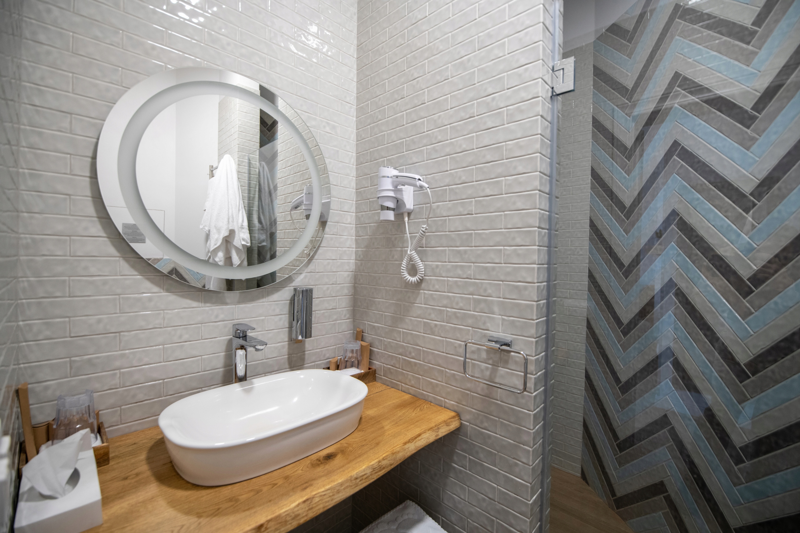 LUSTRO OKRĄGŁE ŁAZIENKOWE PODŚWIETLANE OŚWIETLENIE LED 3 BARWY Optimo fi 60 Typ lustra ścienne