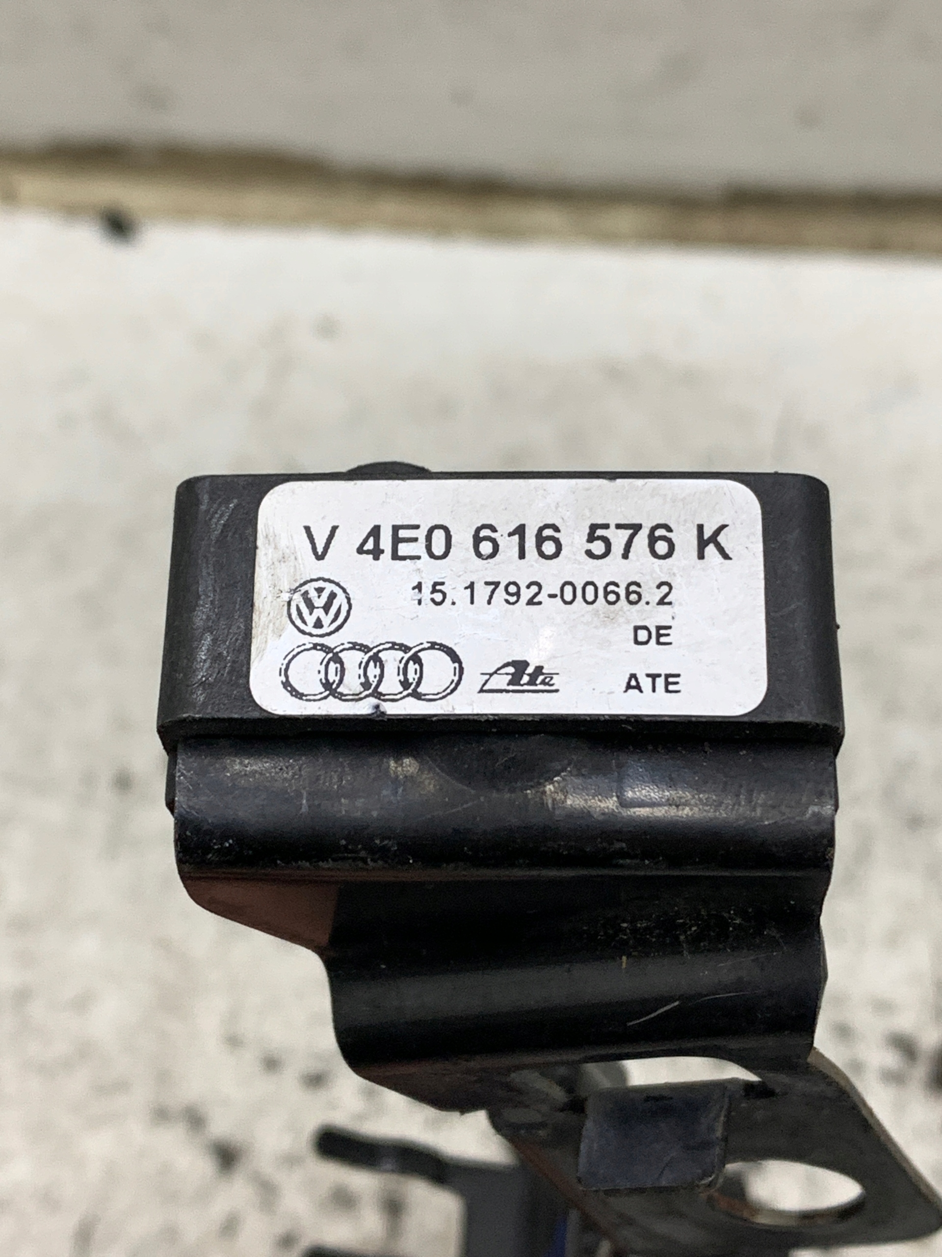 Sensor PRZYSPIESZENIA 4E0616576K AUDI