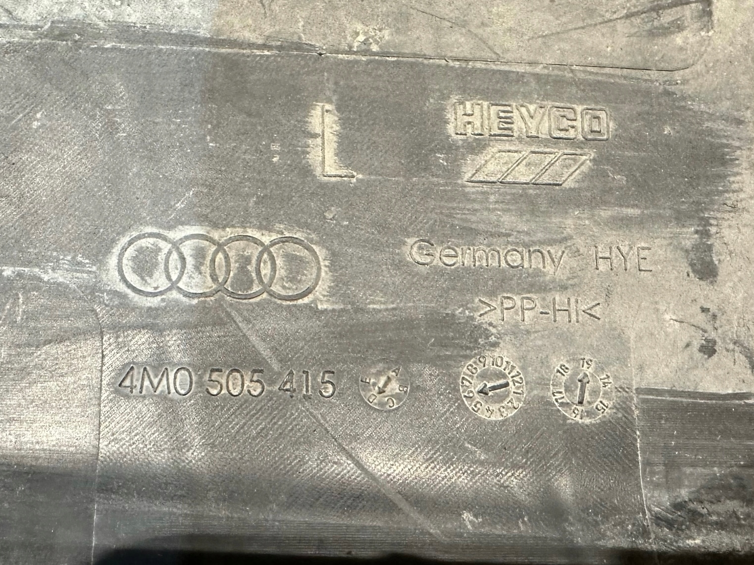 LAMBORGHINI URUS Blende Abdeckung des Querlenkers LH 4M0505415