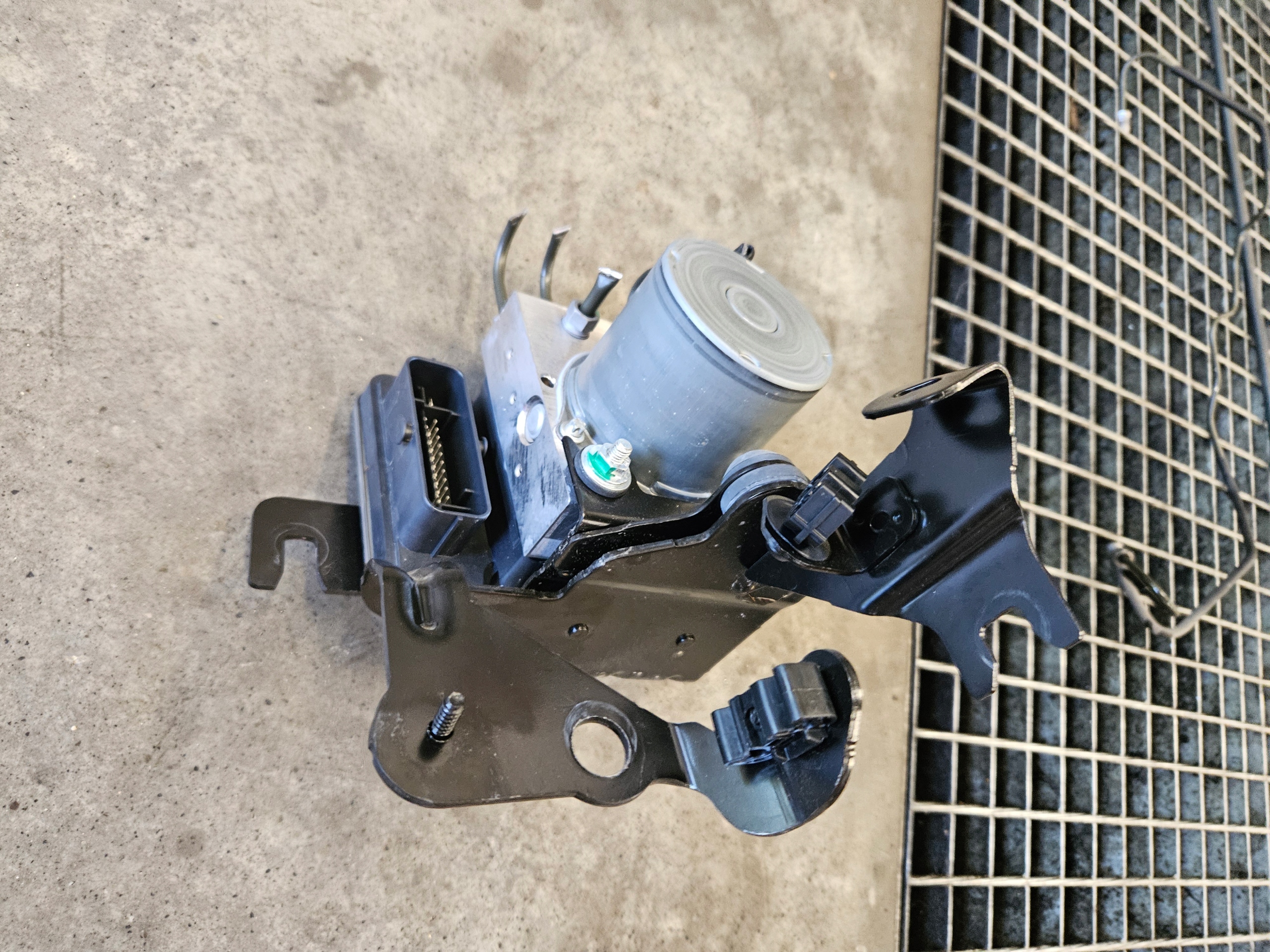 renault ARKANA b насос ABS 476606536R