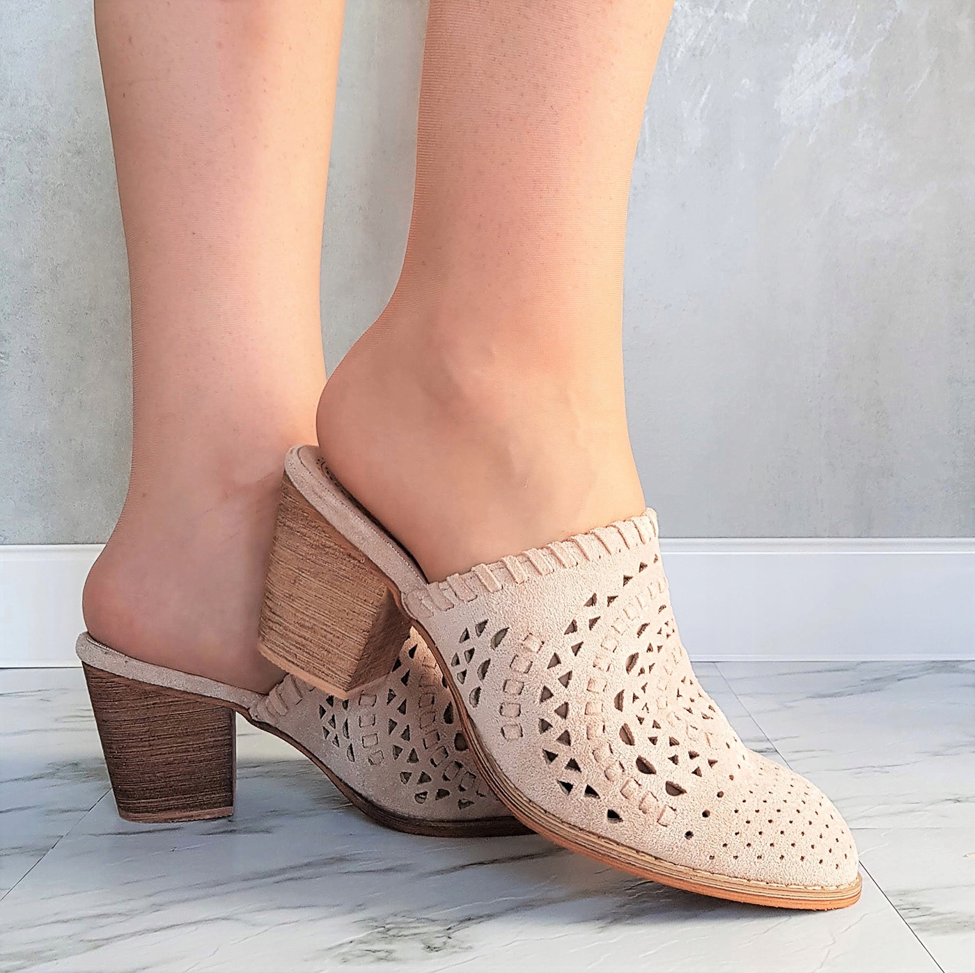 BEŻOWE AŻUROWE BUTY KLAPKI SŁUPEK ZAMSZ 40 Marka inna