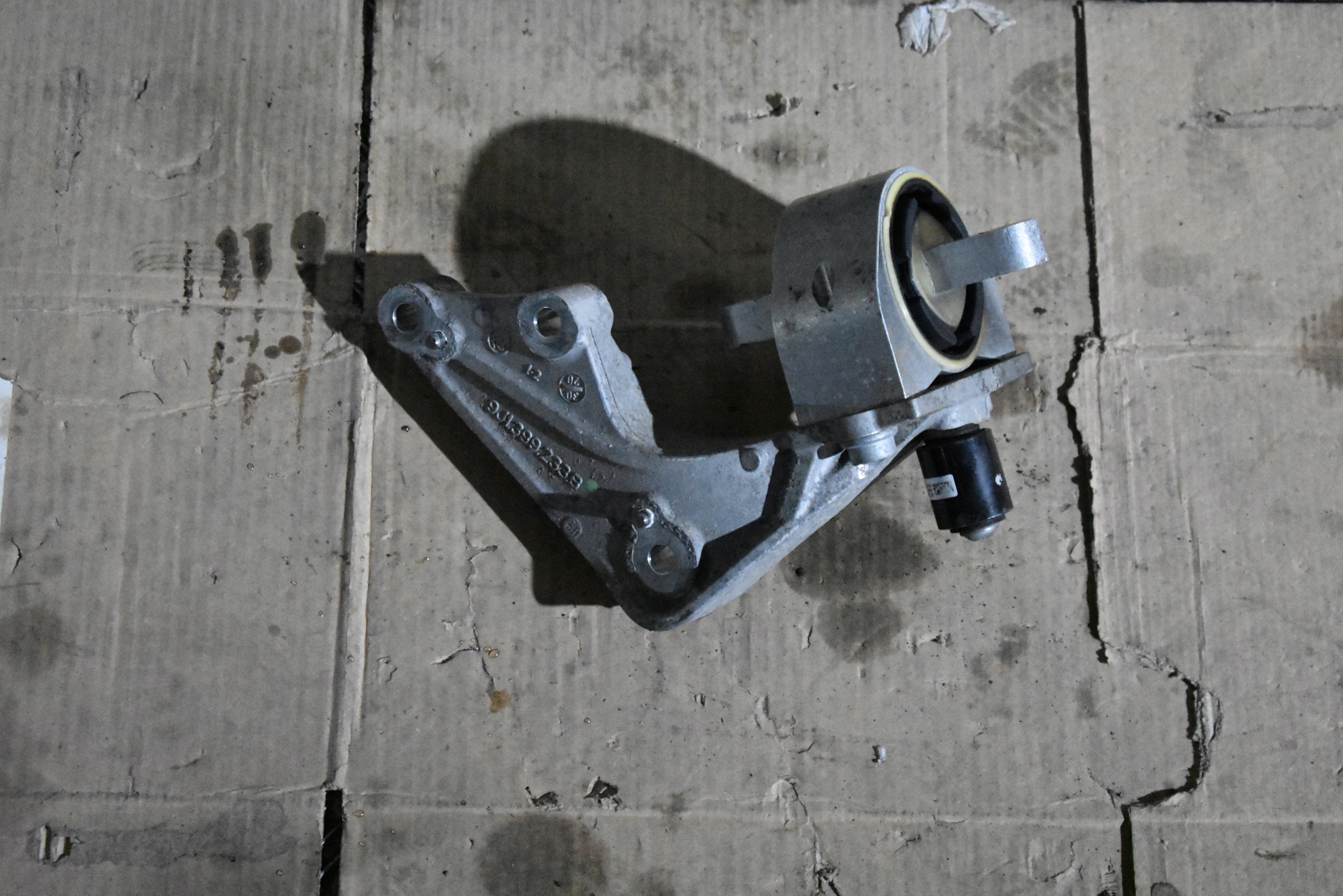 лапа кронштейн Двигателя PORSCHE TAYCAN 1