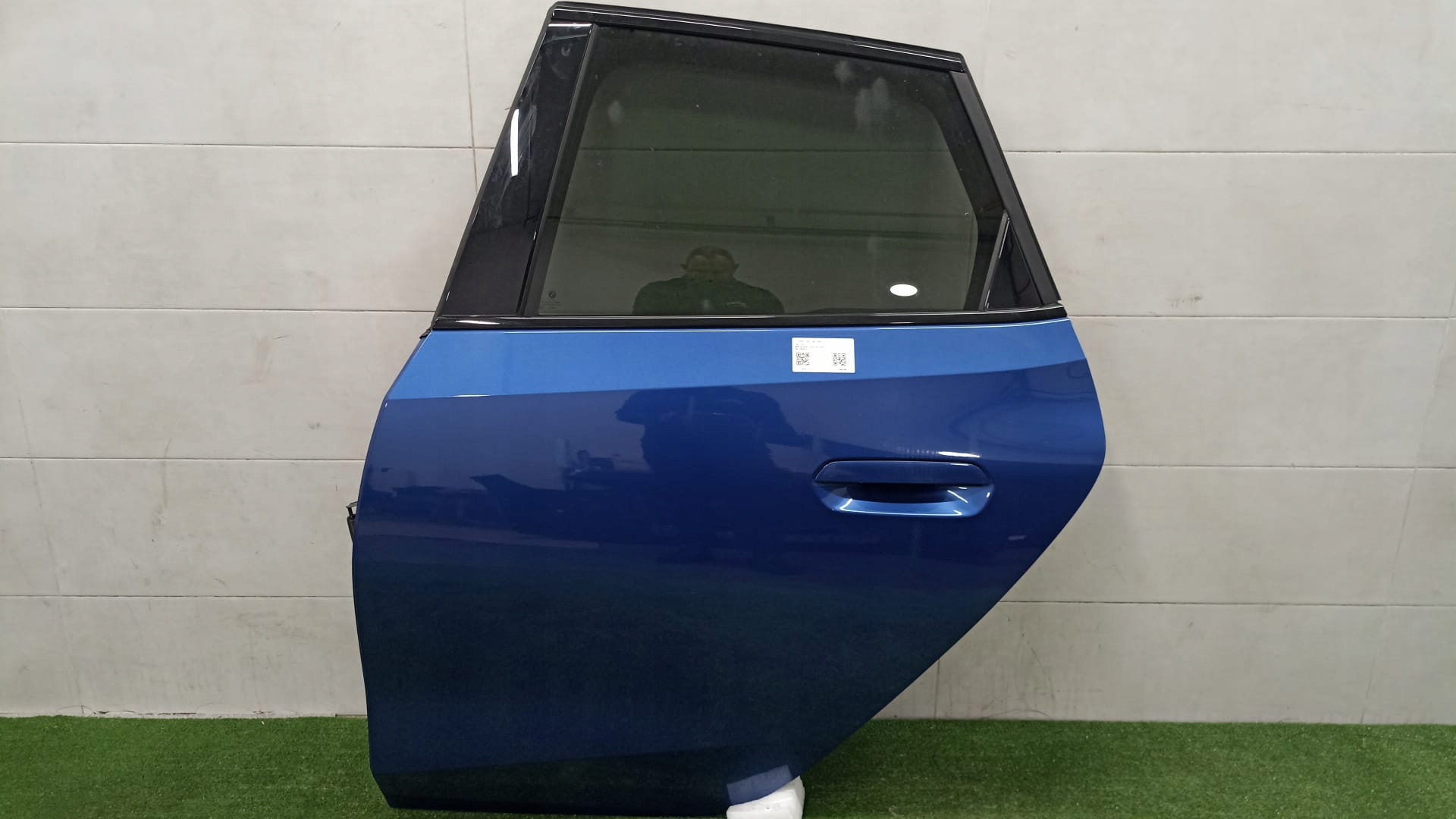 BMW U06 door left rear part C31 CIEMNA window
