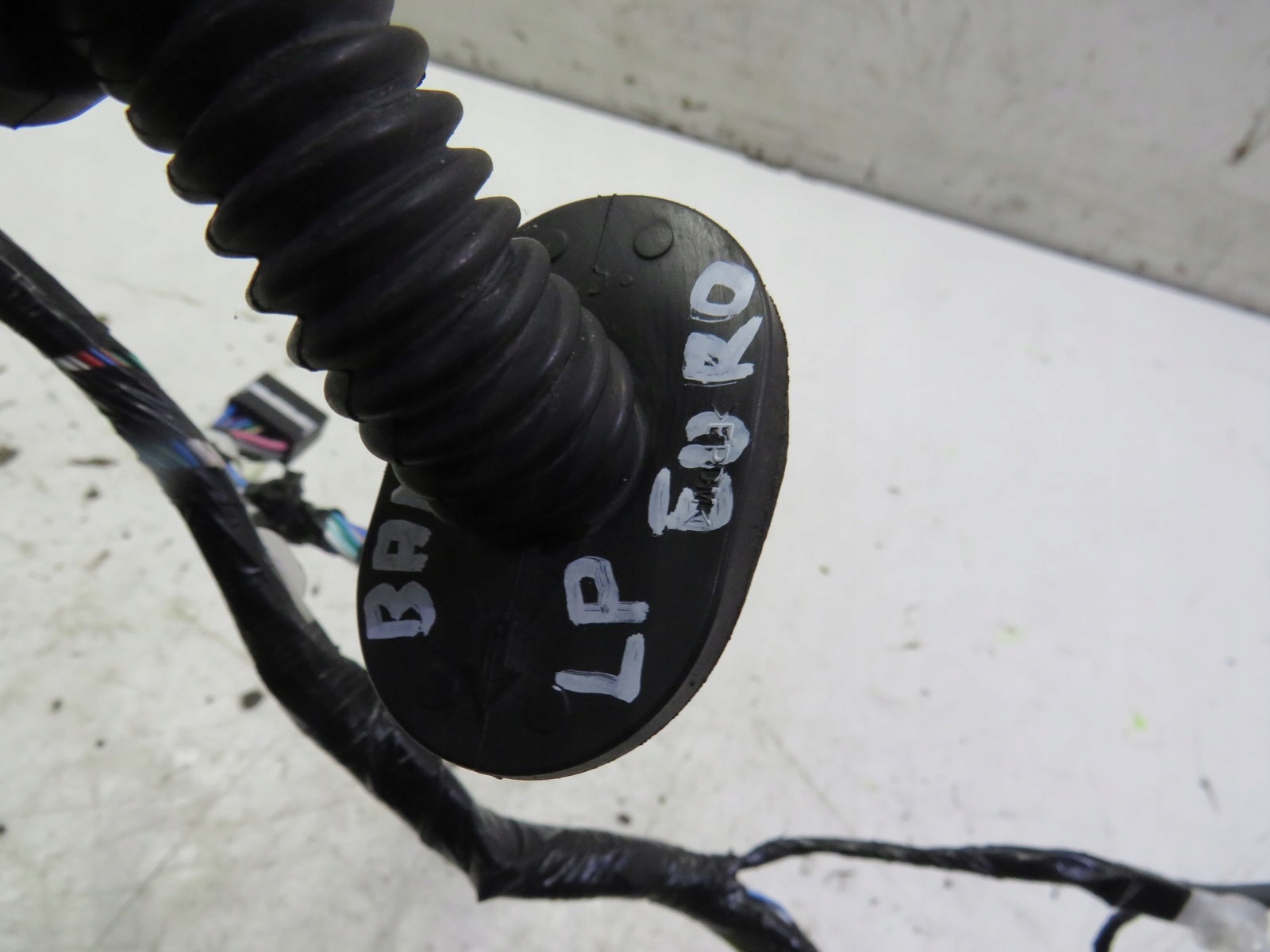 WIAZKA DRZWI LEWY PRZOD EUROPA BALENO II Parts manufacturer Suzuki original OE