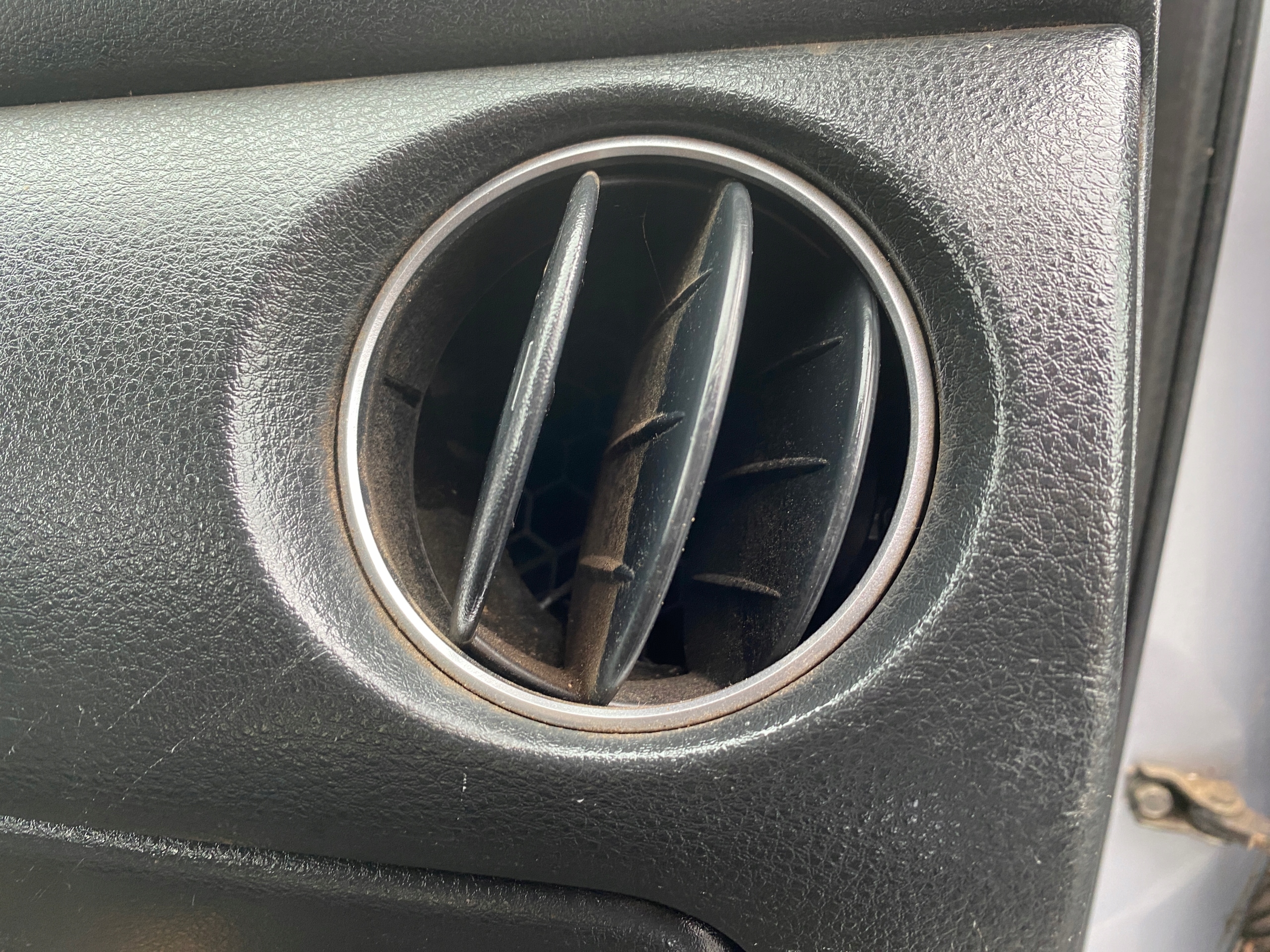 grid air conditioning devices air right left central Mitsubishi Outlander 1 and 03-06