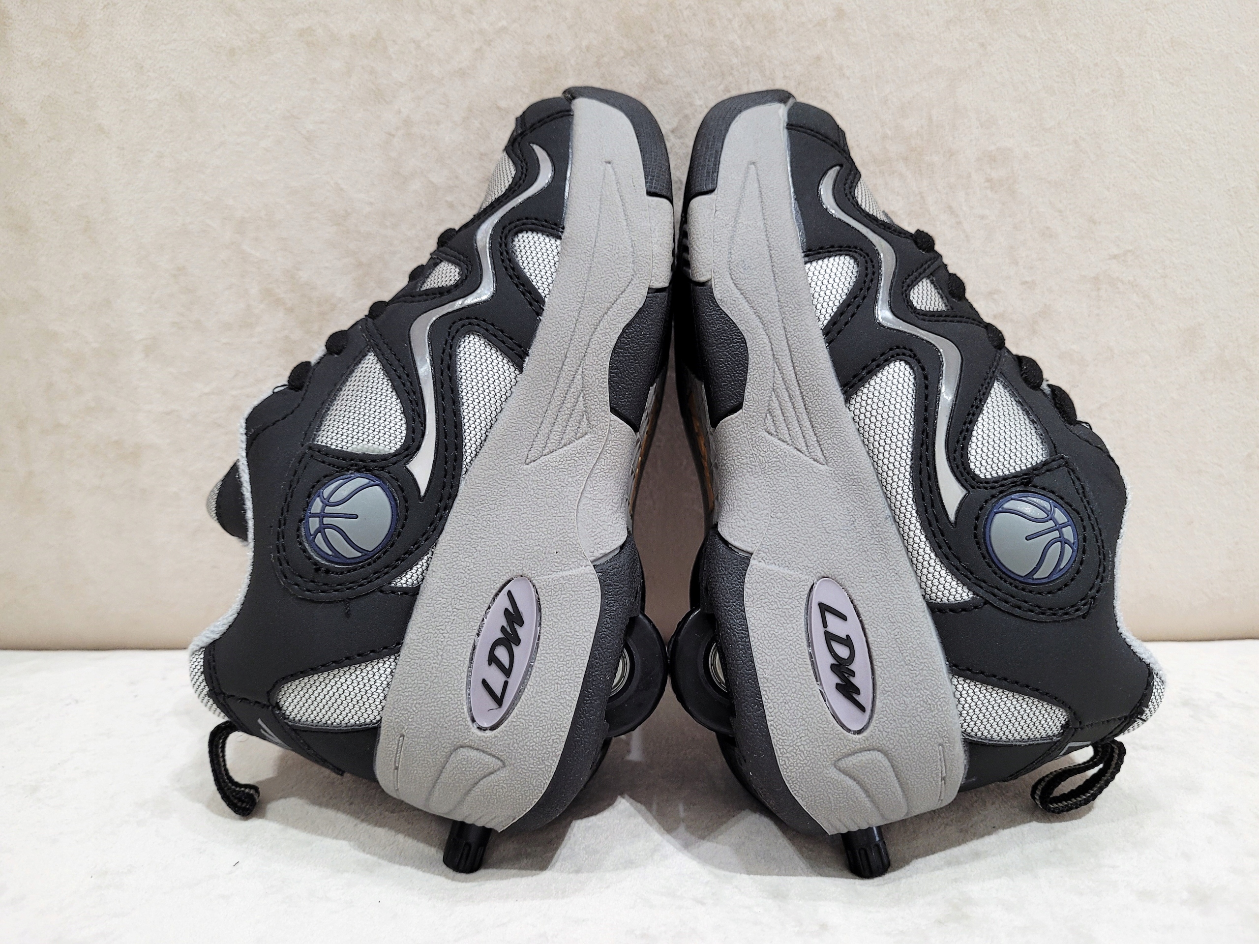 Sportovní boty s kolečkem r. 36 black/grey za 1021 Kč od Ciecierzyn -  Allegro - (11322593077)