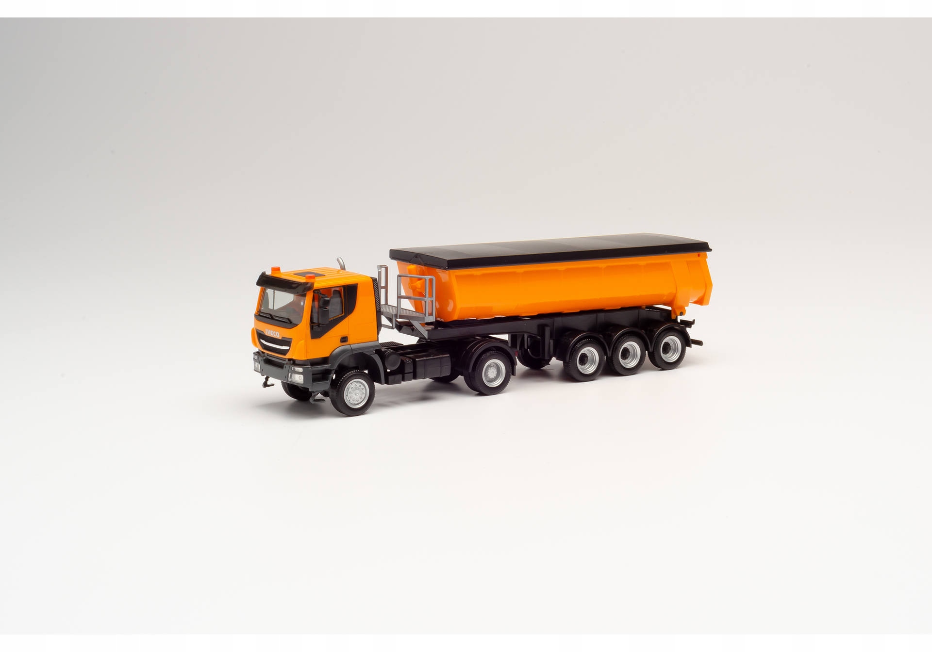 Herpa 311373 Iveco Trakker 4x4 sklápěč thermo kommunalorange