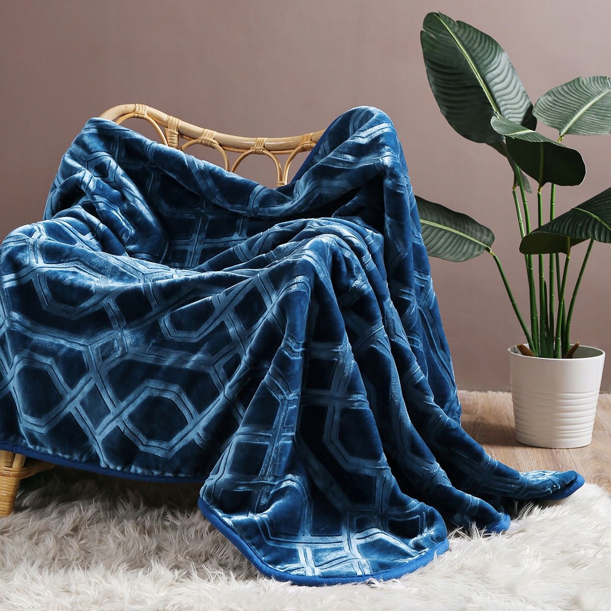 Akrylová lisovaná deka Vito 160x200, geometrický vzor, tmavě modrá