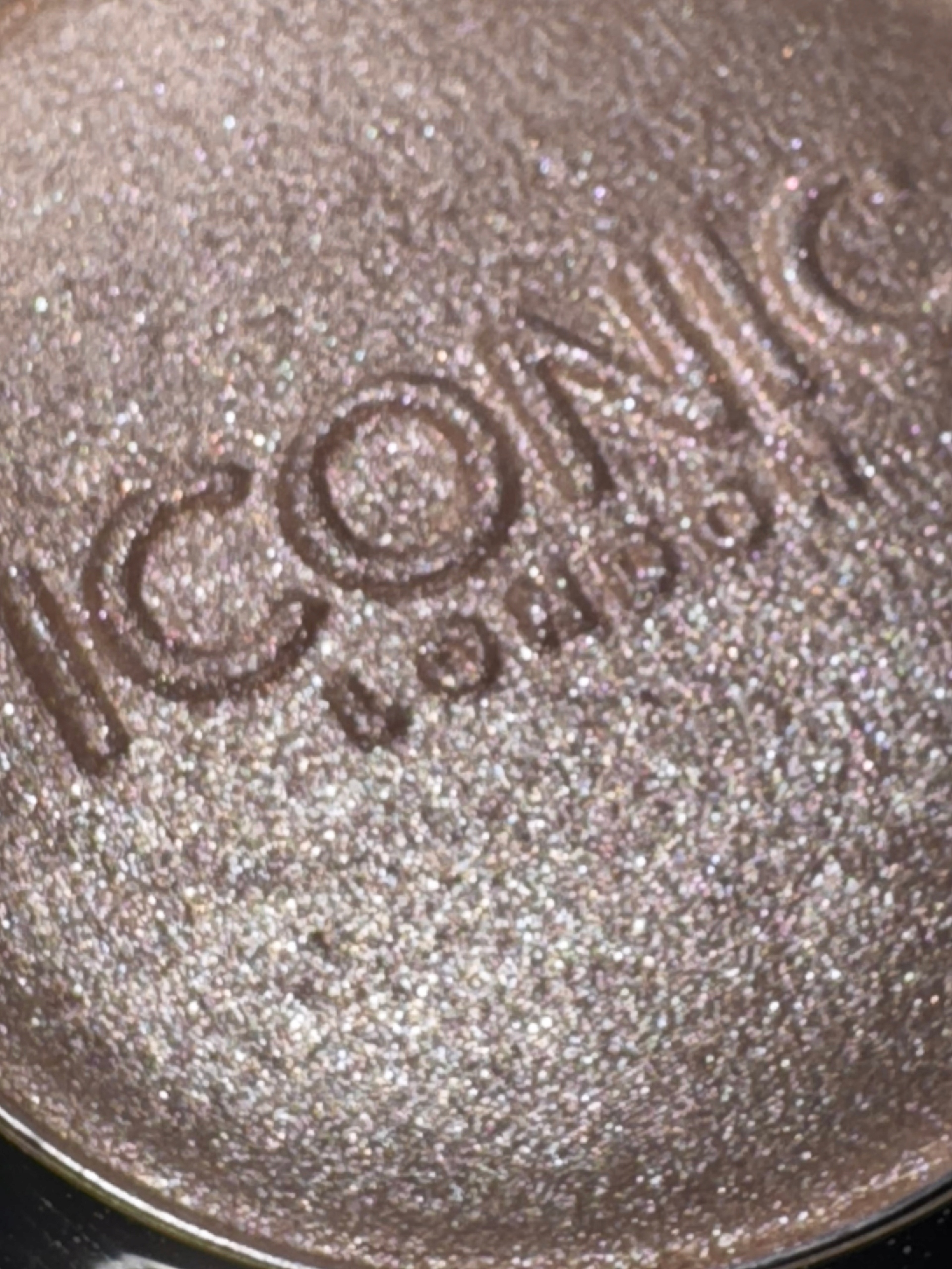 Iconic London Lit & Luminous Baked Highlighter Rozjasňovač Universal 16 g