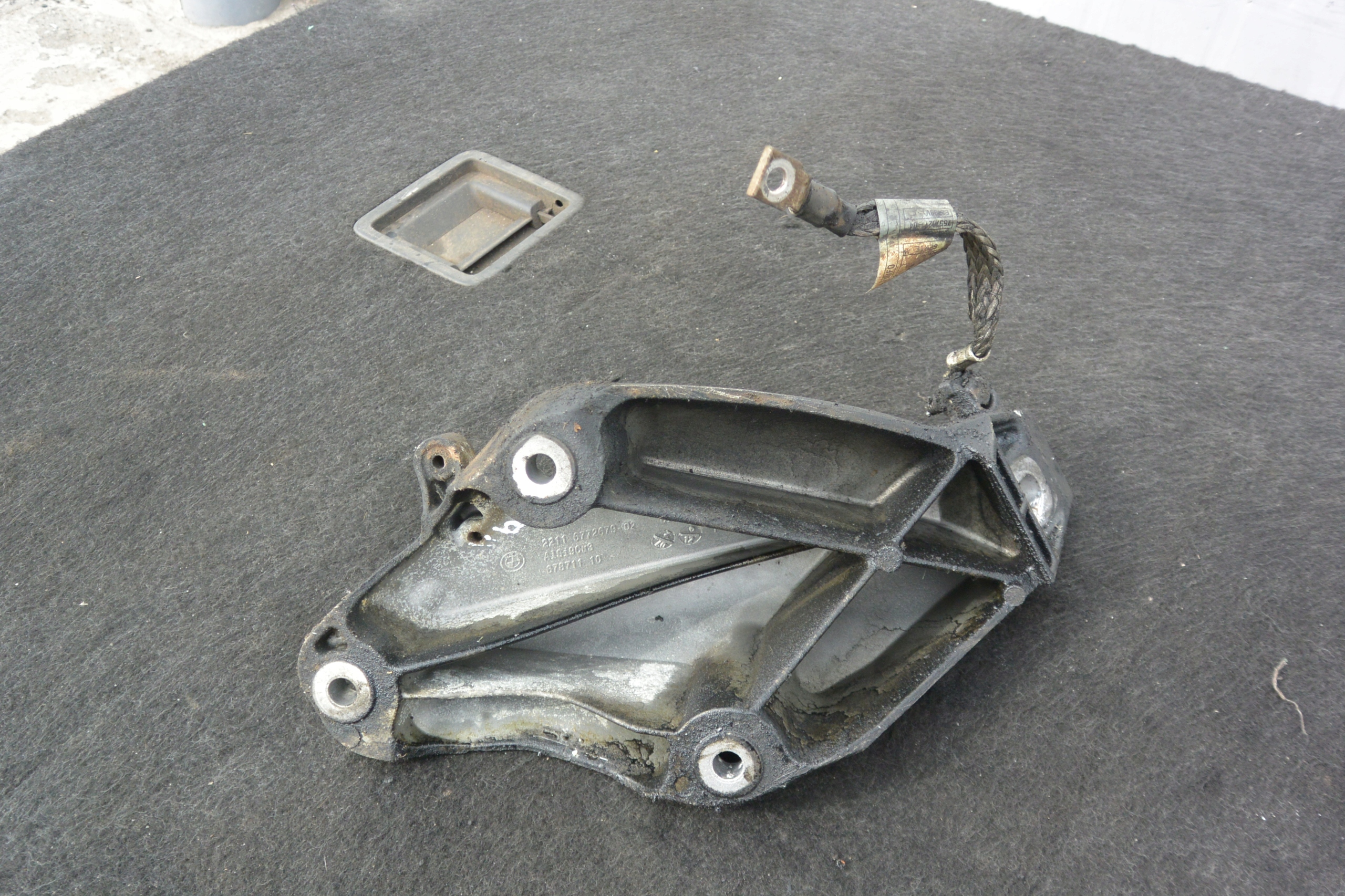holder engine mount left 3.0D BMW X5 X6 E70 E71