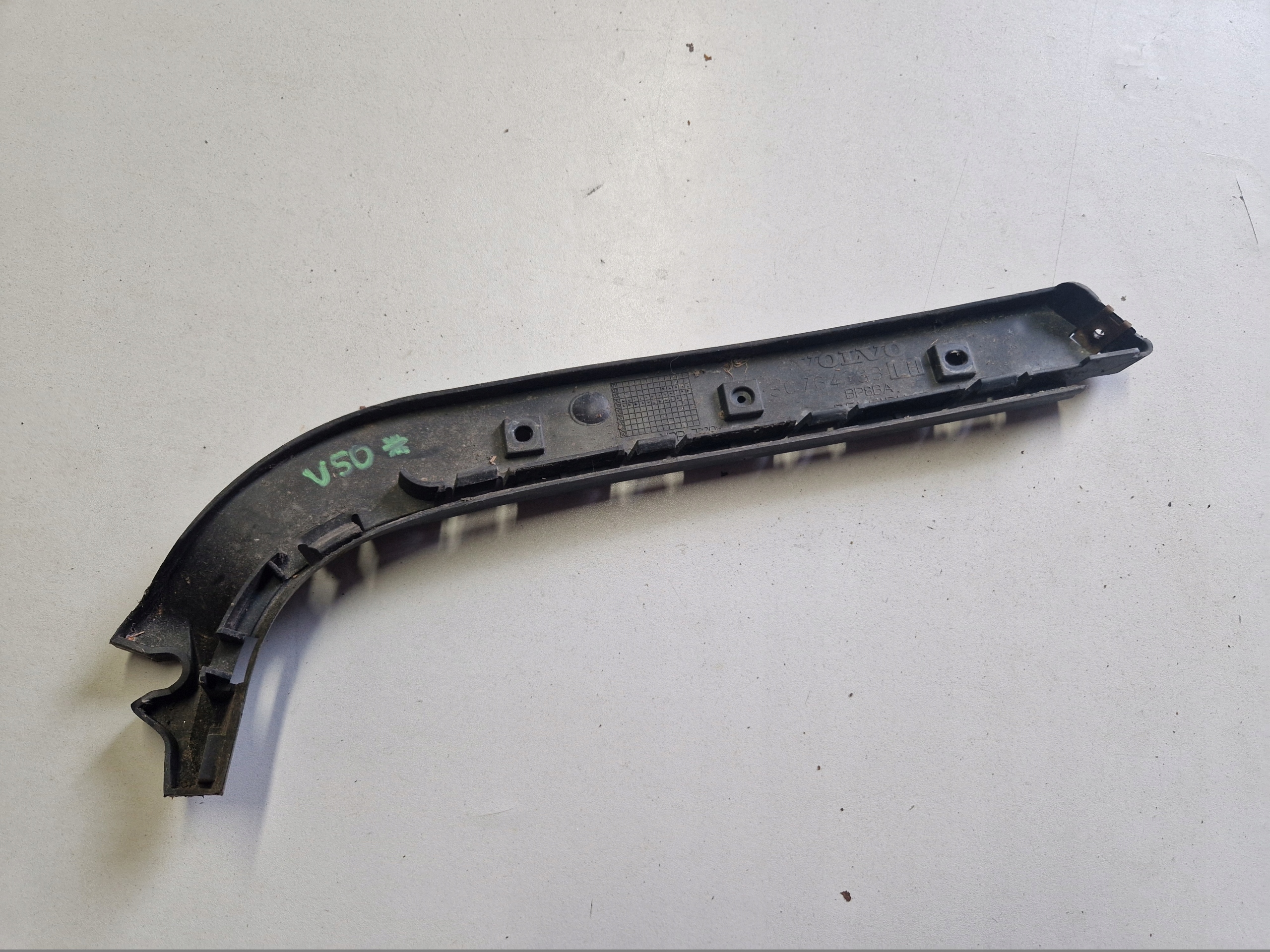 bumper bracket left rear part VOLVO V50 30764233