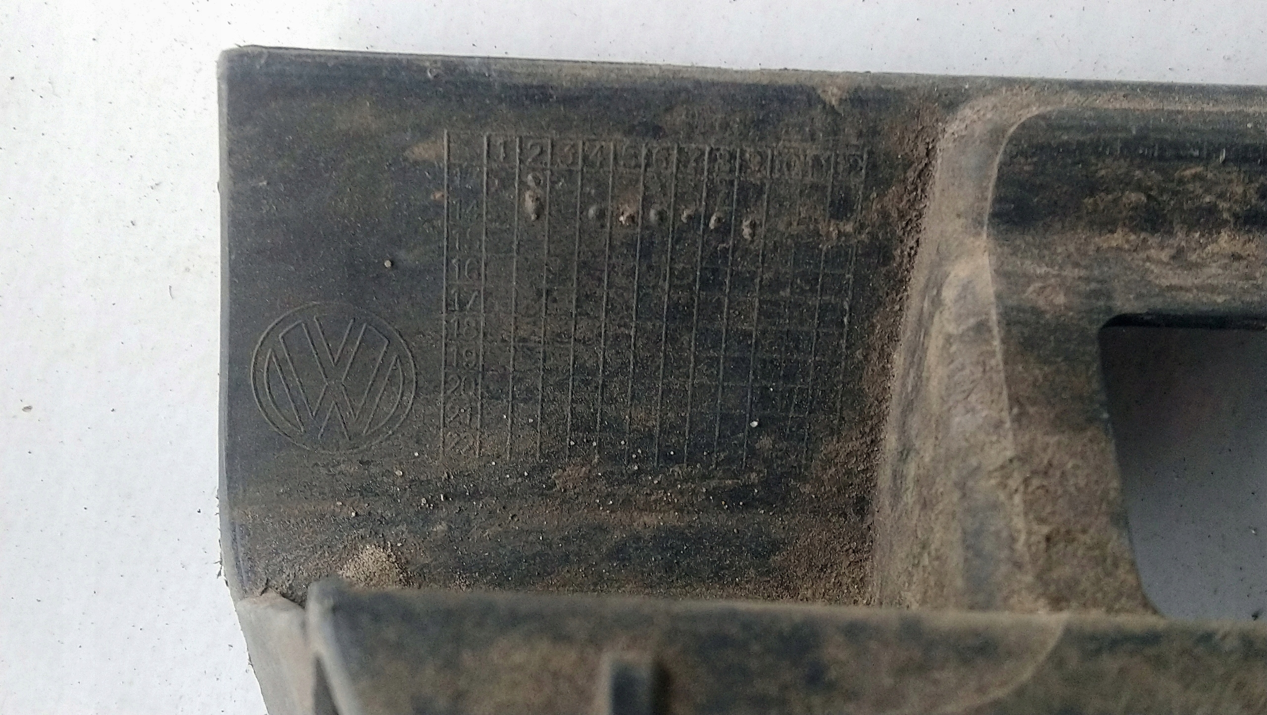 bracket mouldings BOCZNEJ right PASSAT B8 106501400100