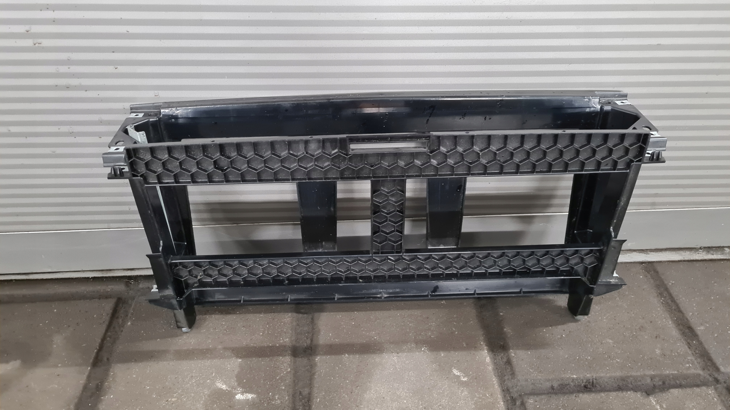 81.63745.6027 - MAN TGX КРЕПЕЖ КОРПУС ЯЩИКА ПОЛКИ