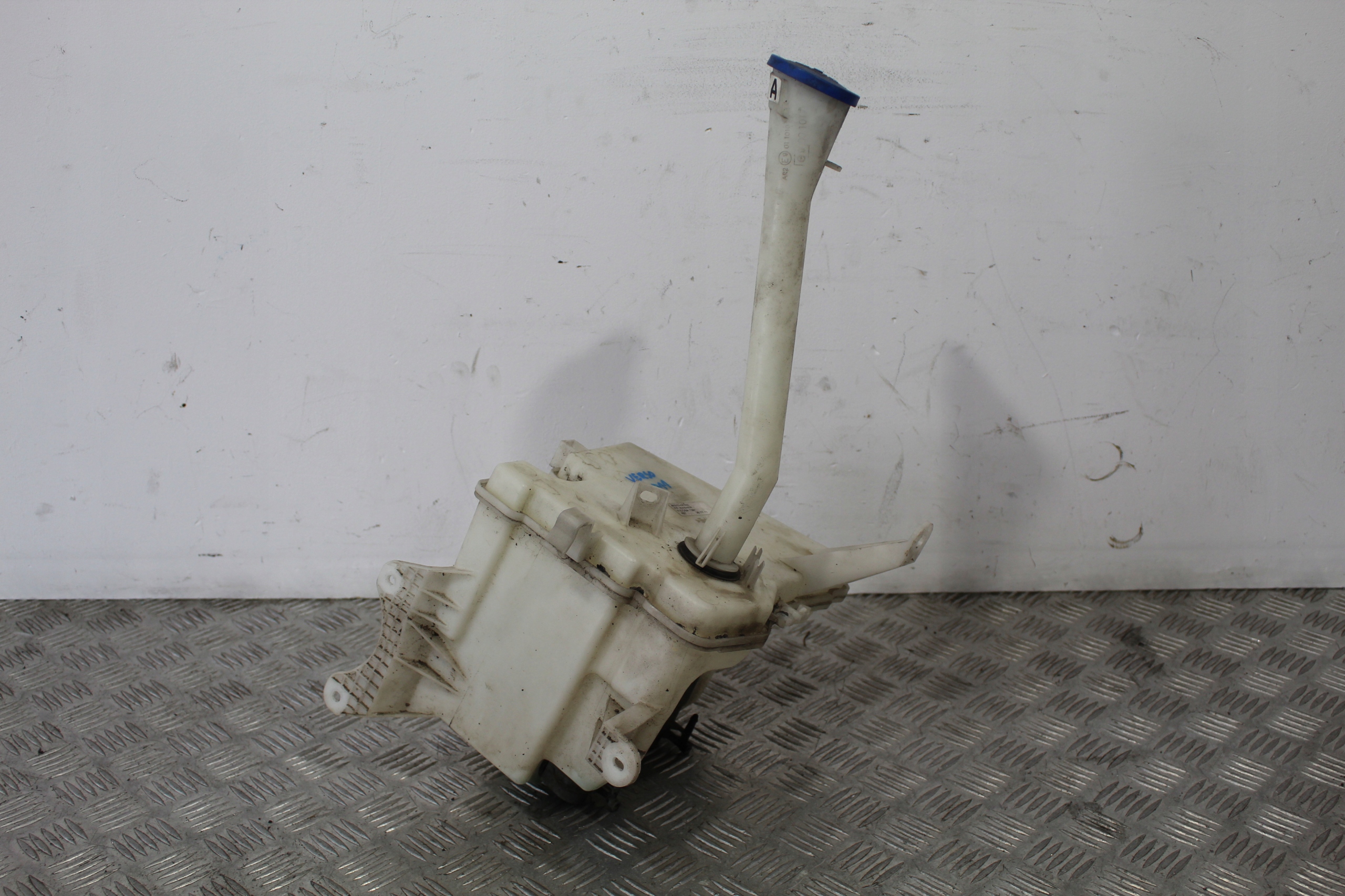 washer fluid tank TOYOTA VERSO 85310-0F030