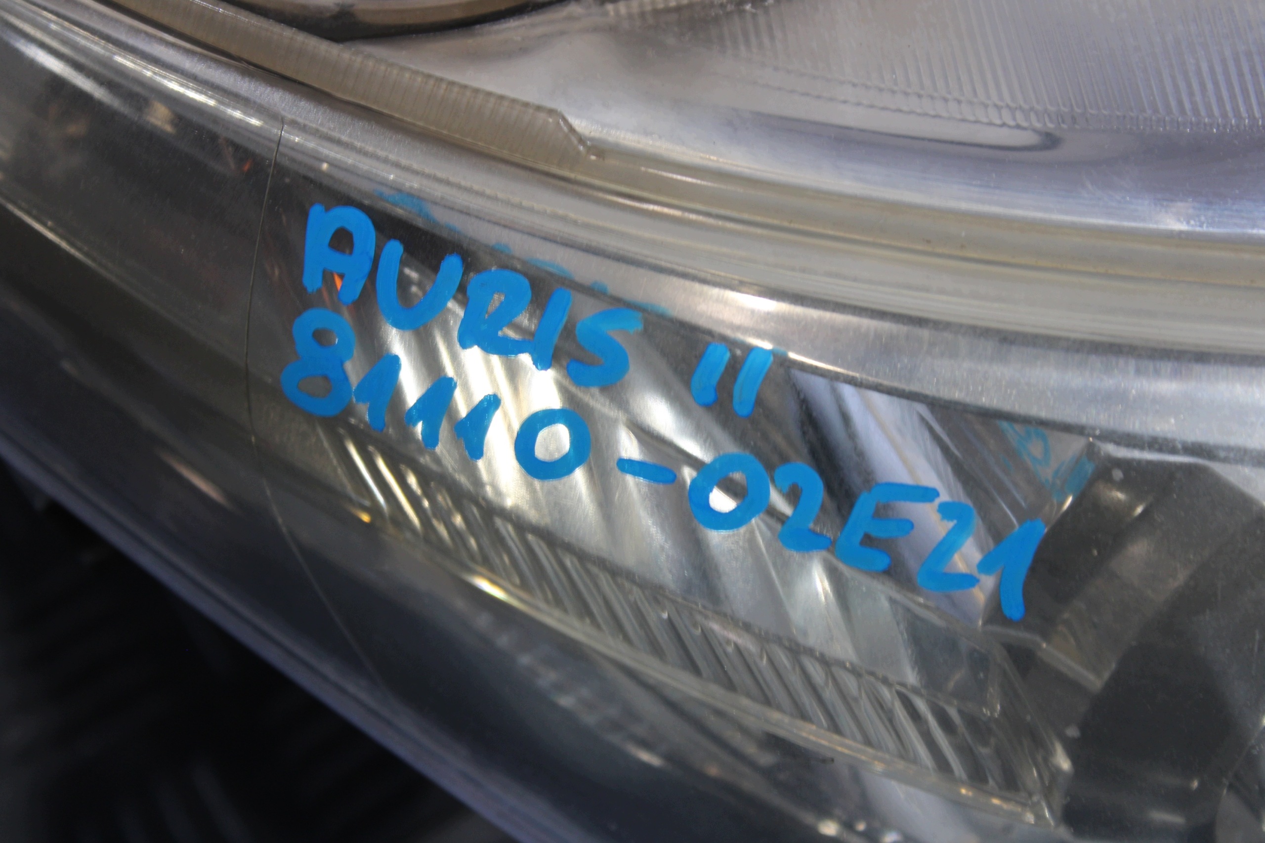 light right front front 81110-02E21 TOYOTA AURIS II 2 KOMBI