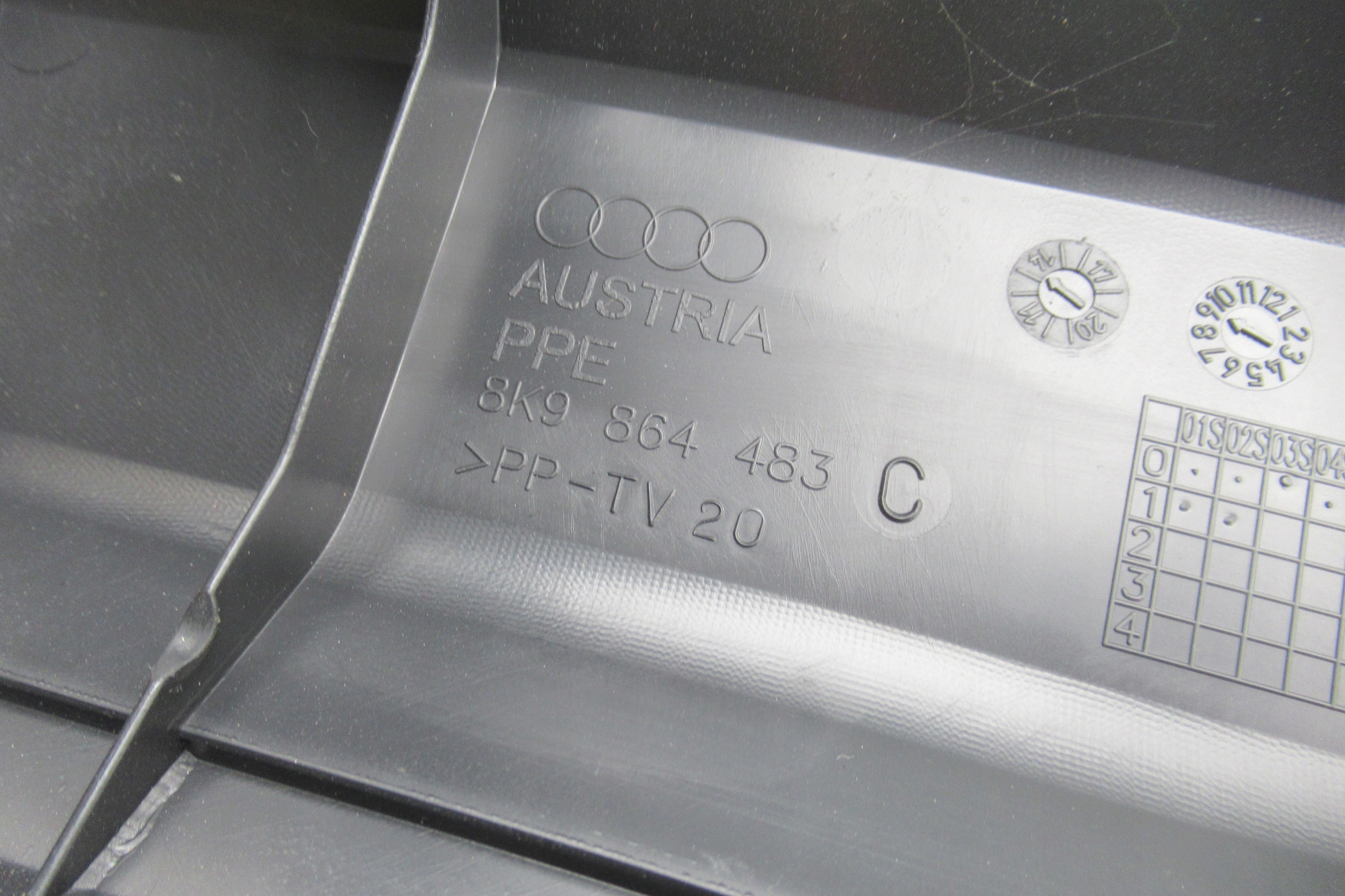 AUDI A4 B8 FL 2.0 TFSI 14R cover supports boot 8K9864483C