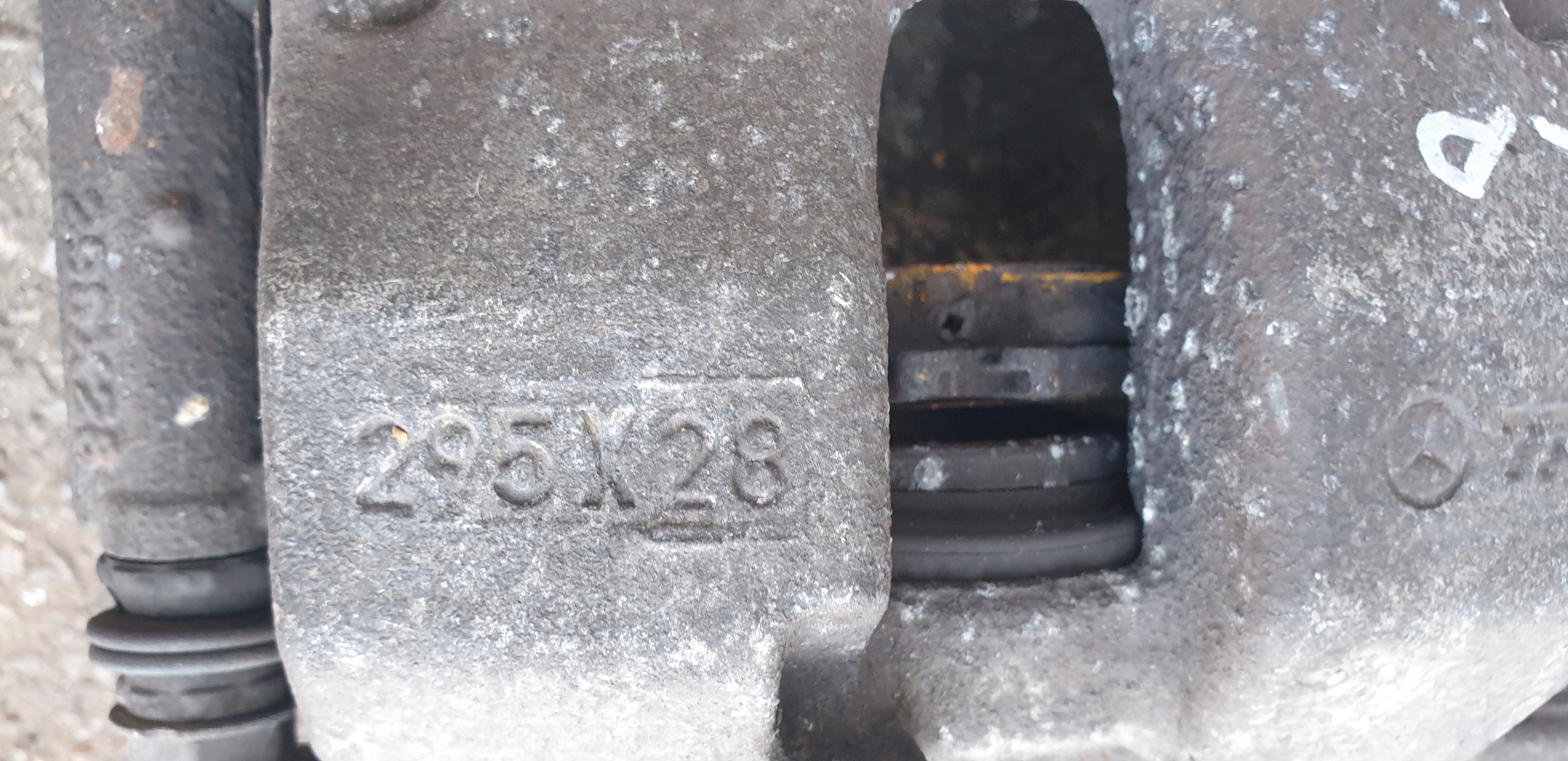 přední třmen brzdový Mercedes E W207 295X28