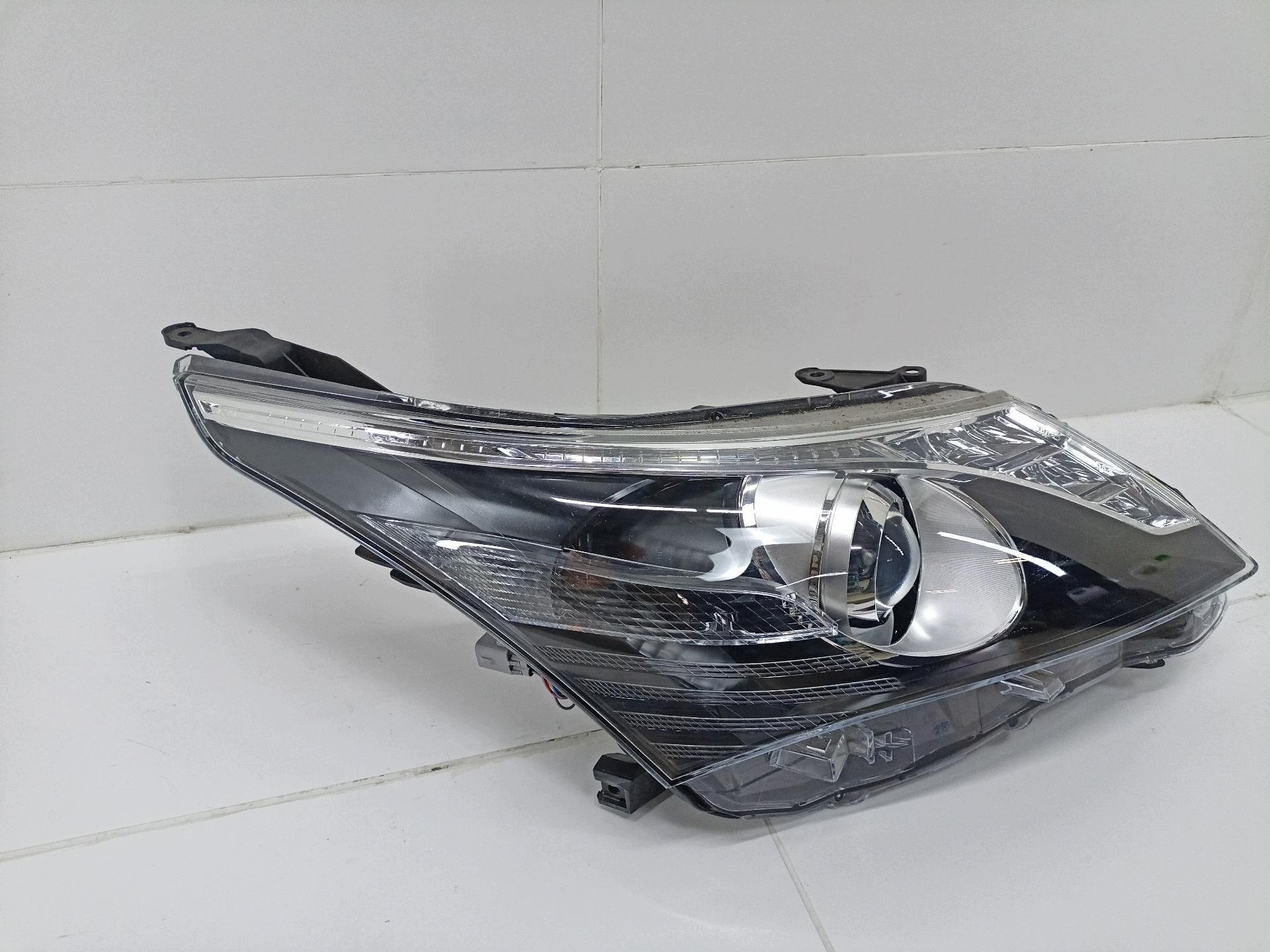 light front right side Toyota Avensis 3 T270 facelift ZRT272W 2014