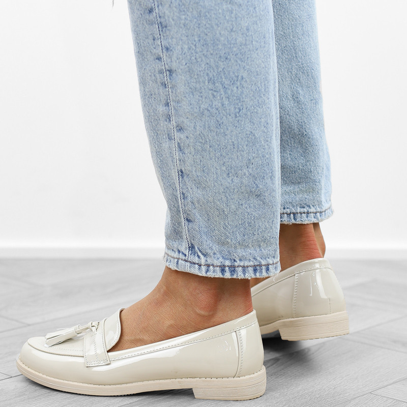 Beżowe półbuty damskie lakierowane chwost frędzle mokasyny LP665 r.39 Długość wkładki 25 cm