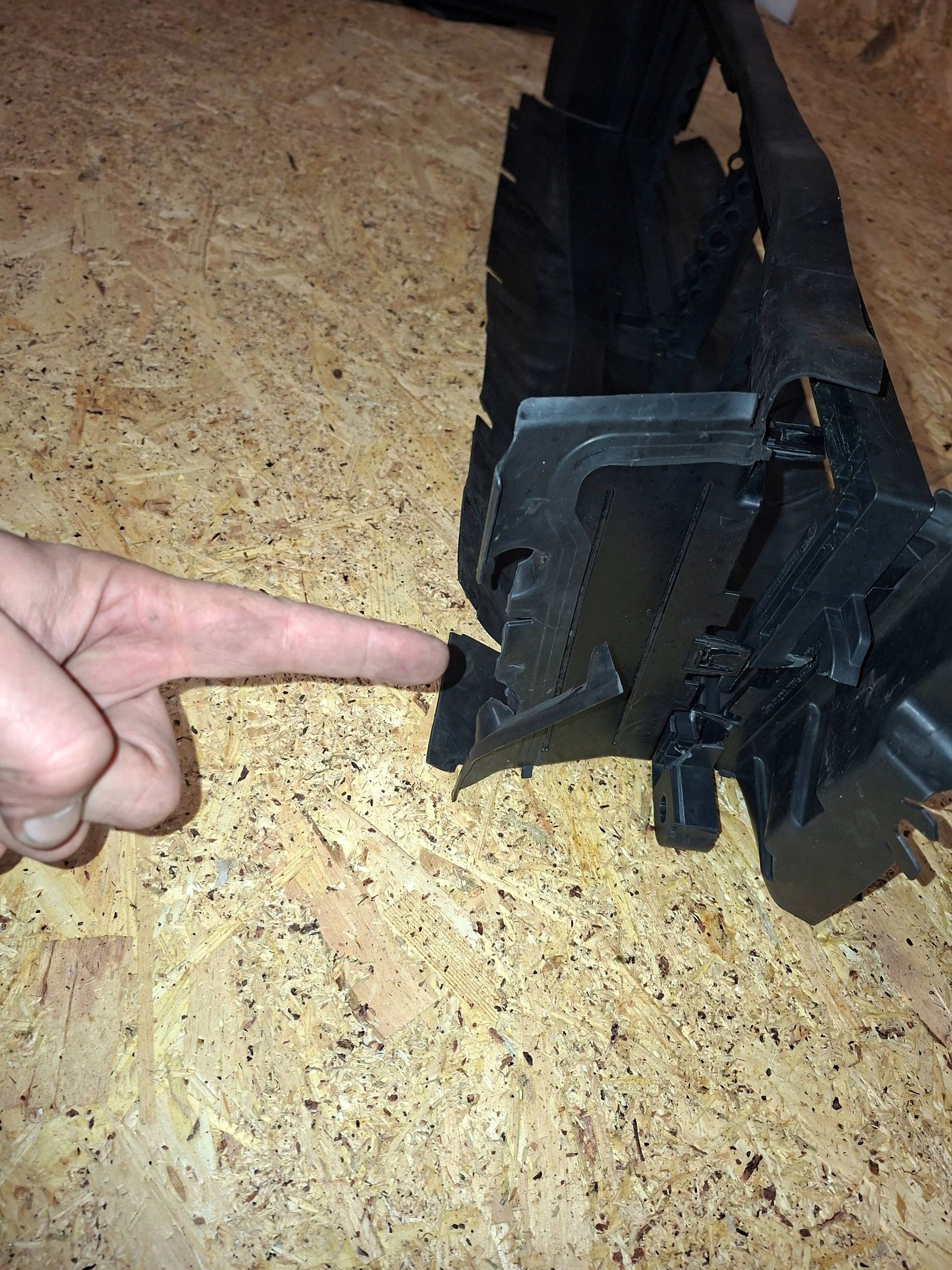 тунель воздушный для интеркулера seat Ateca 5q0122323a